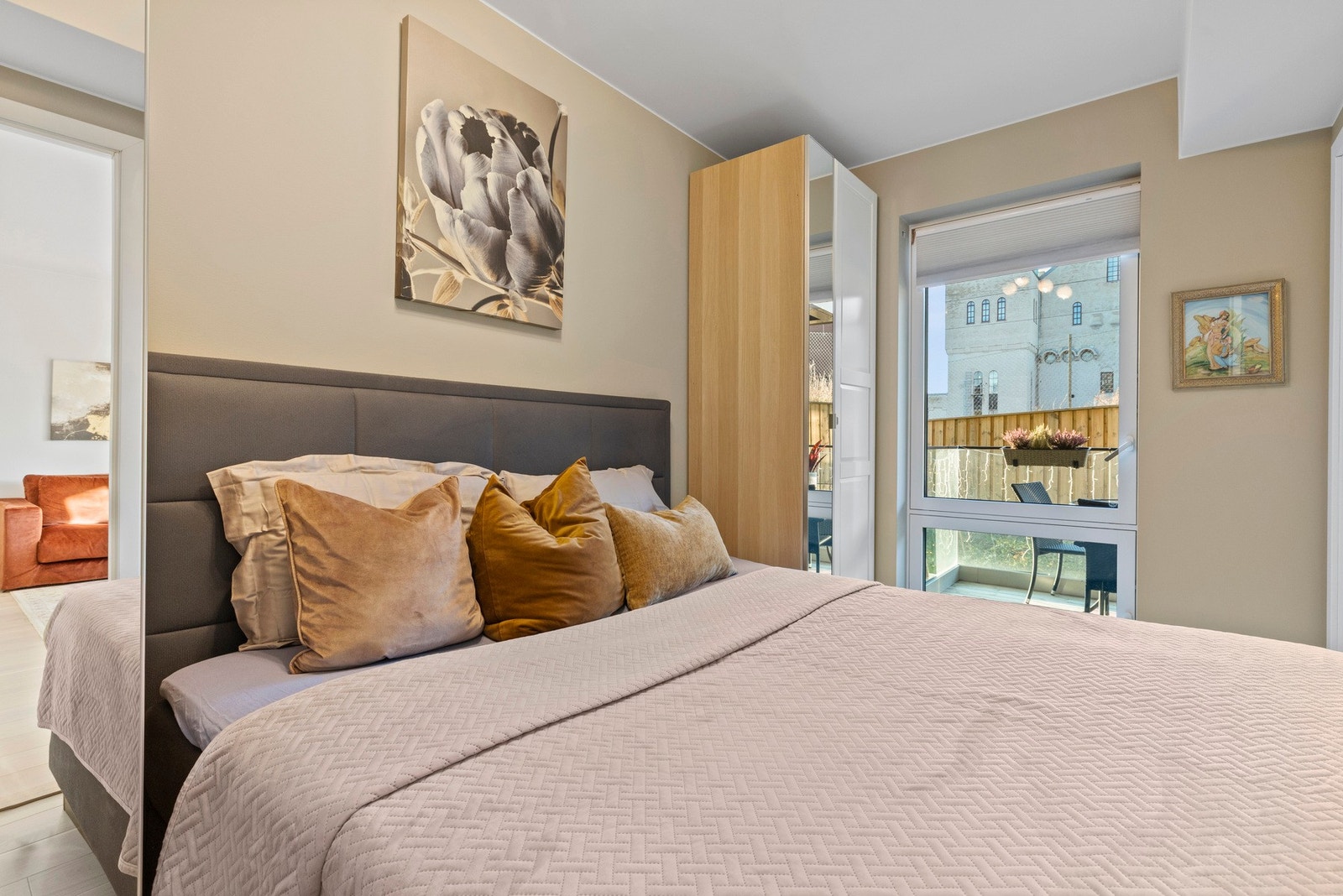 Begge garderobeskapene på soverommet medfølger. Galleribilde