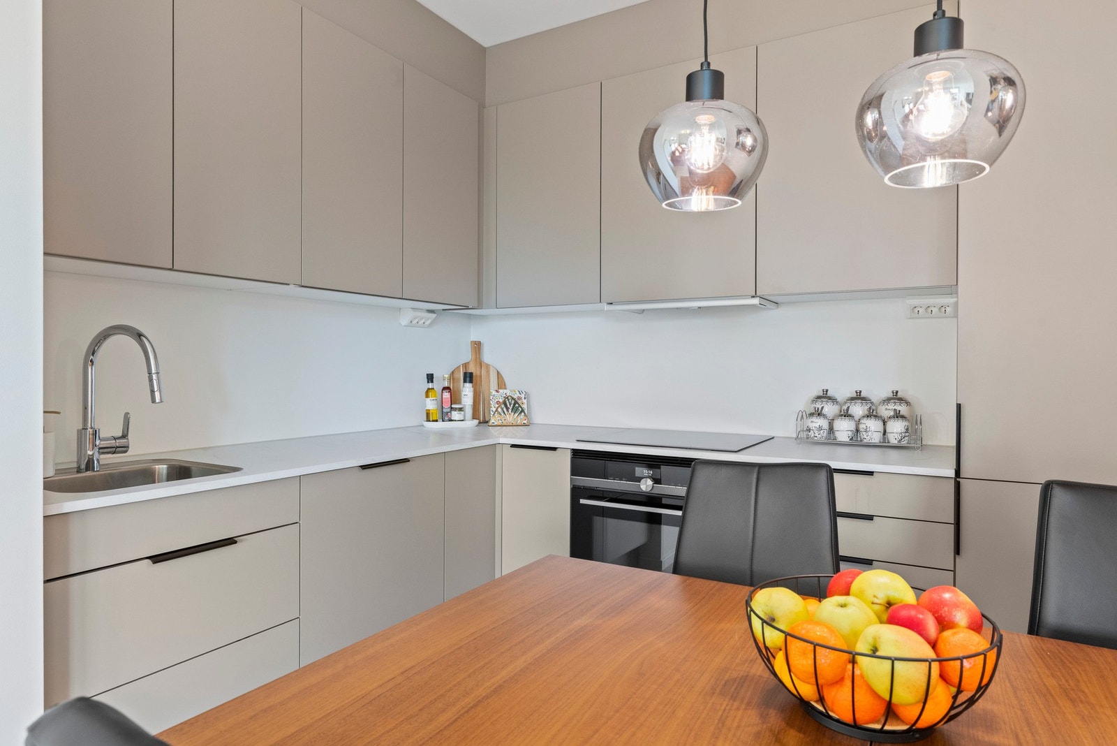 Kjøkkenet er praktisk og funksjonelt med god skap- og benkeplass. Galleribilde