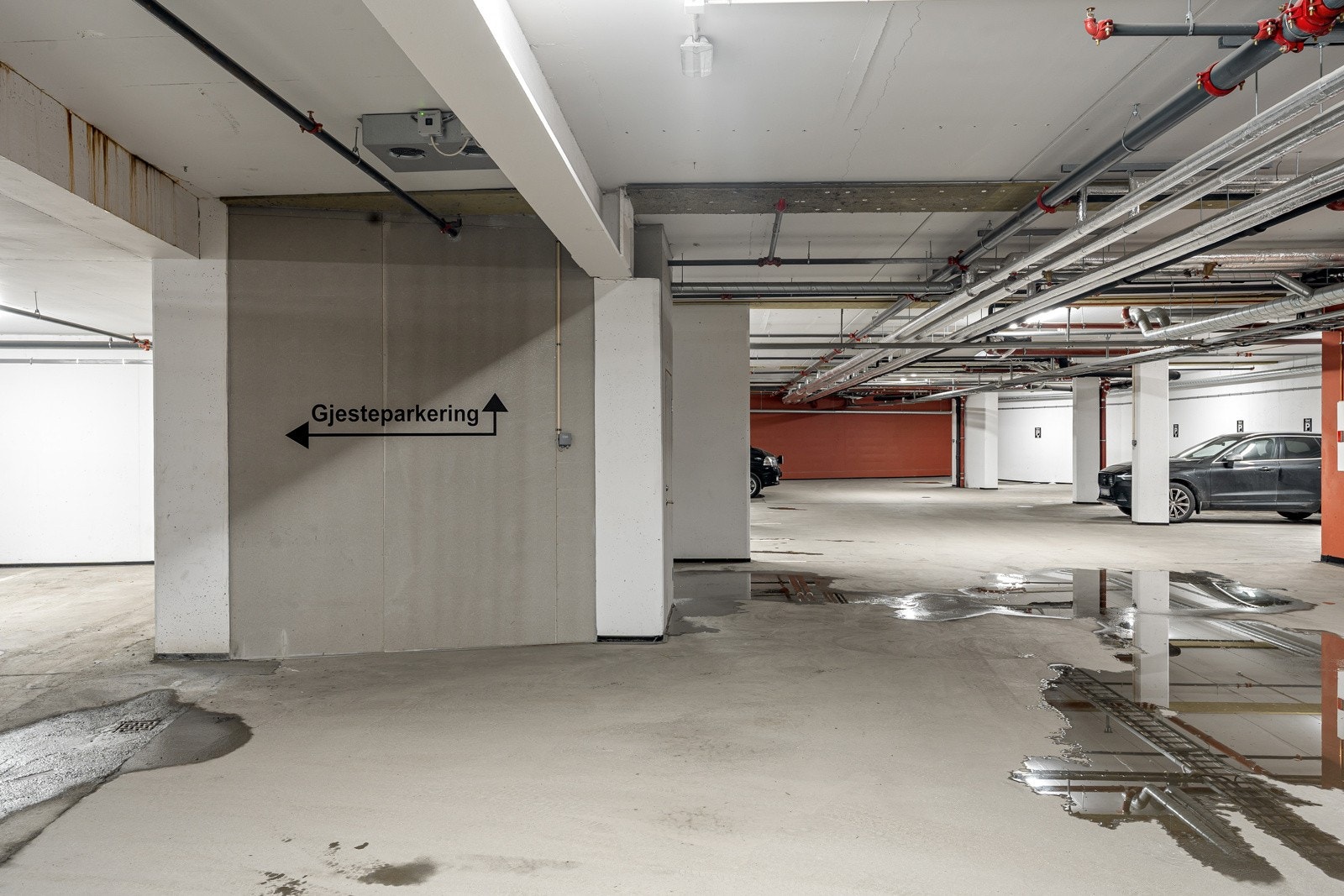 Innvendig gjesteparkering.