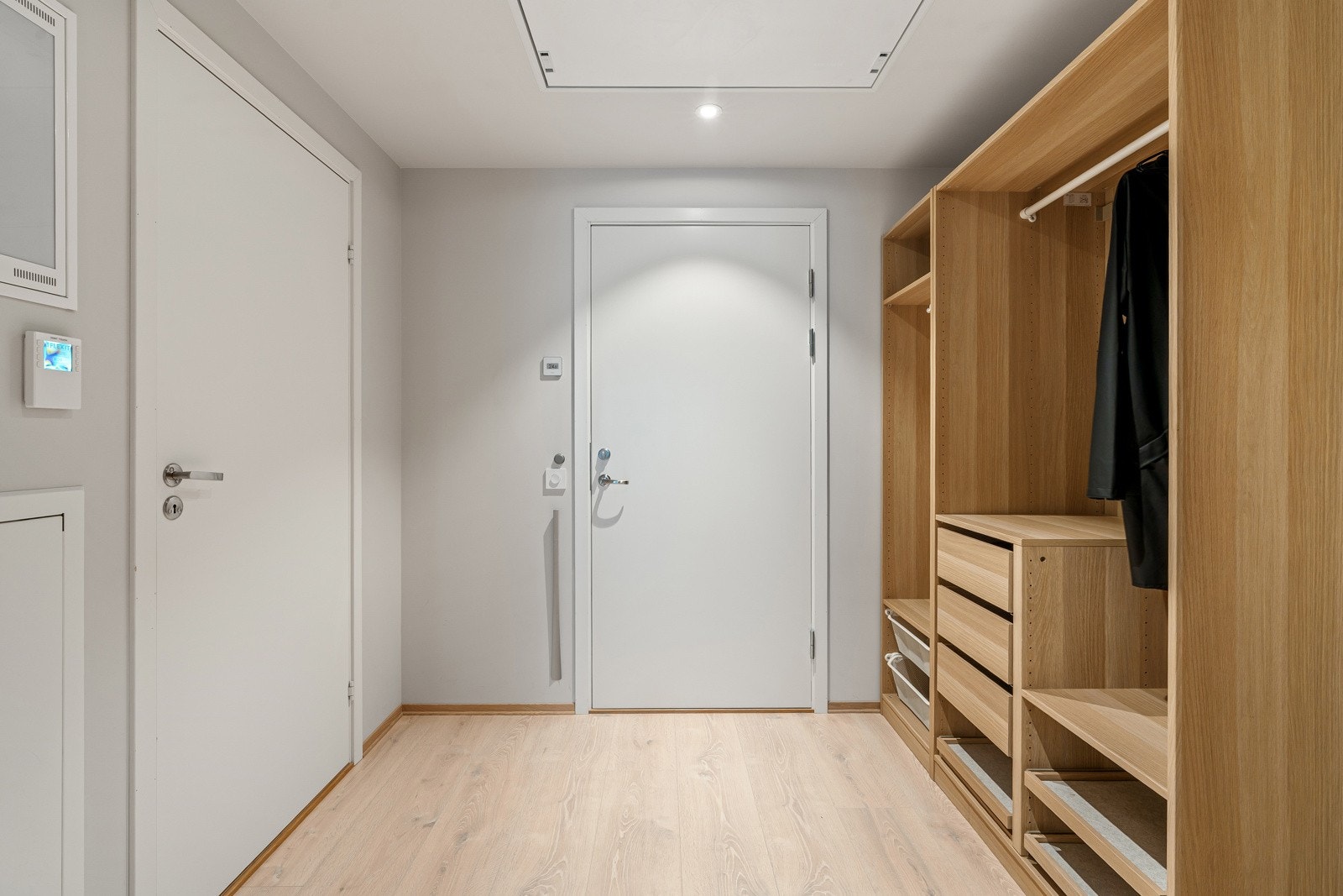 Lekker garderobeløsning i gangen sikrer godt med oppbevaringsplass for yttertøyet.