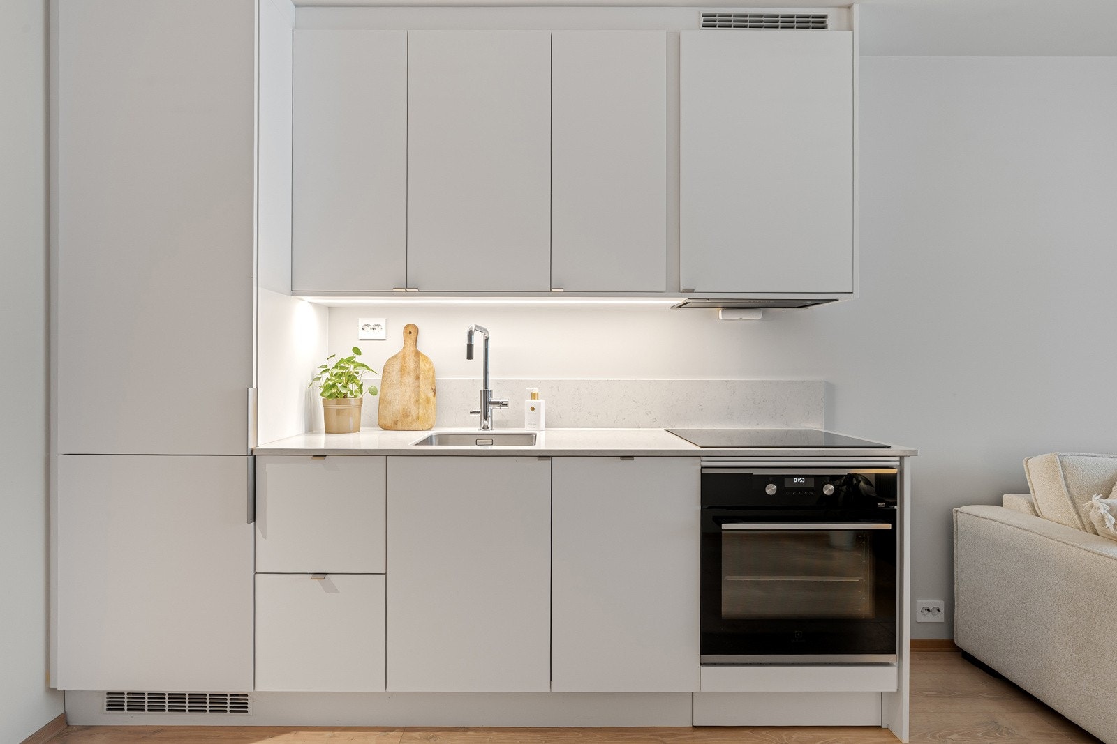 Delikat kjøkken med glatte fronter fra kvalitetsleverandøren Nova.