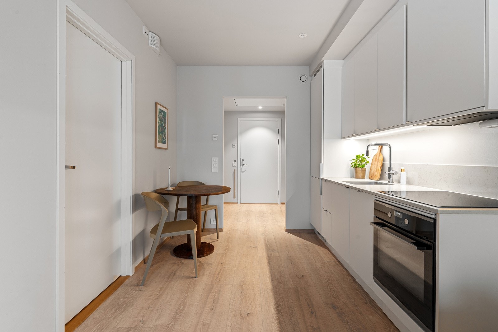 Kjøkkenet er utstyrt med integrerte hvitevarer som kjøl/fryseskap, oppvaskmaskin med vannstoppsystem, induksjonstopp med komfyrvakt og stekeovn.