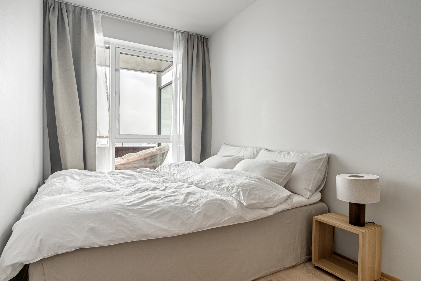 Soverommet er av fin størrelse med plass for stor seng og tilhørende nattbord.