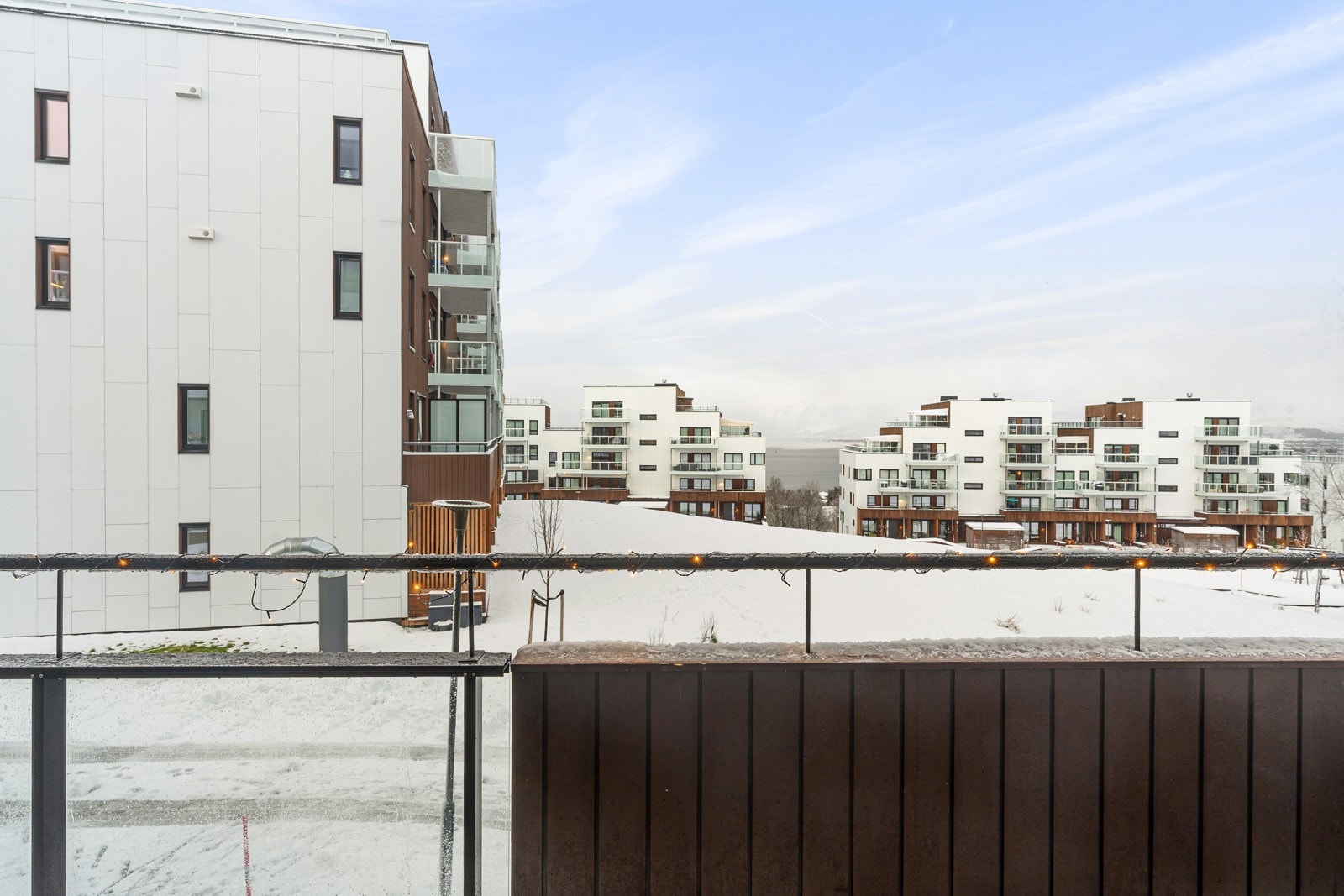 Fra blokken har du kort vei til bussholdeplass med hyppige avganger til sentrum, UNN/UiT, Jekta m.m.