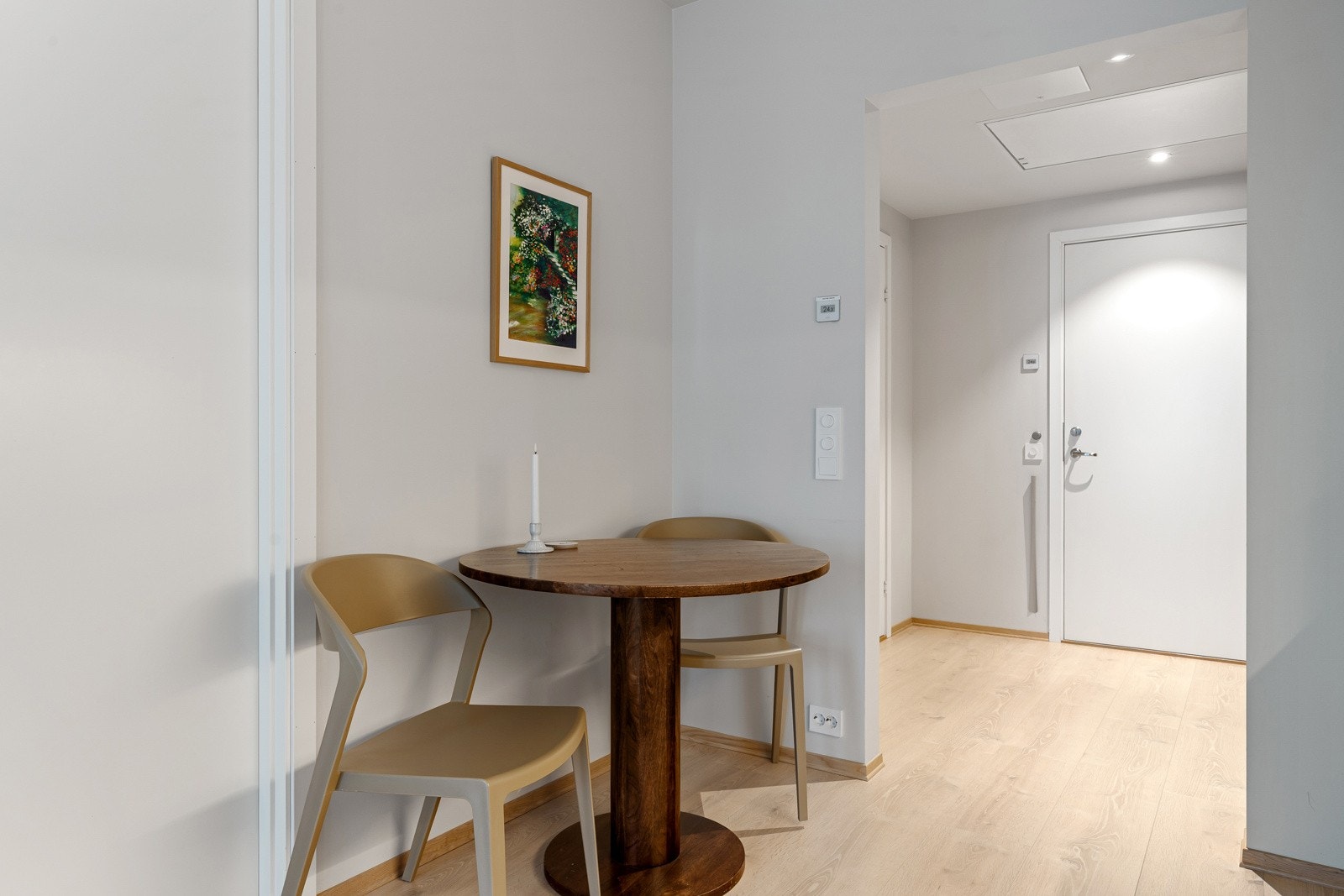 Spisebordet finner sin naturlige plass ved kjøkkenet.