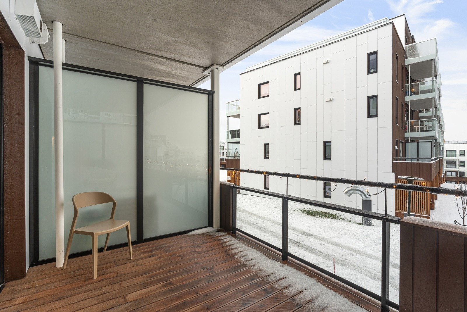 Leiligheten ligger vestvendt til i 2.etasje med fin utsikt.