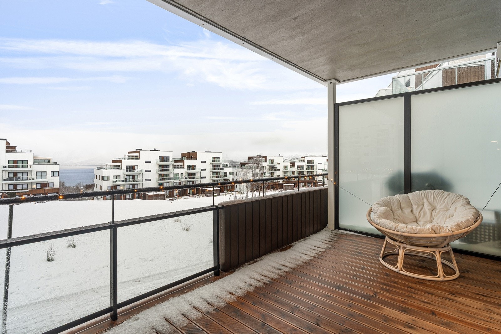 Fra stuen har du utgang til balkong med flott utsikt og plass for utemøbler, grill og beplantning.