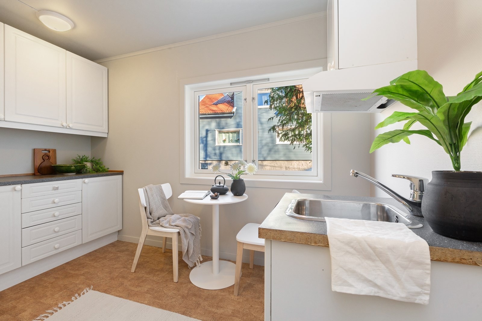 Det er plass til komfyr, platetopp og kjøleskap. Kjøkkenet har behov for noe oppgradering, men gir et godt utgangspunkt for personlig tilpasning. Galleribilde