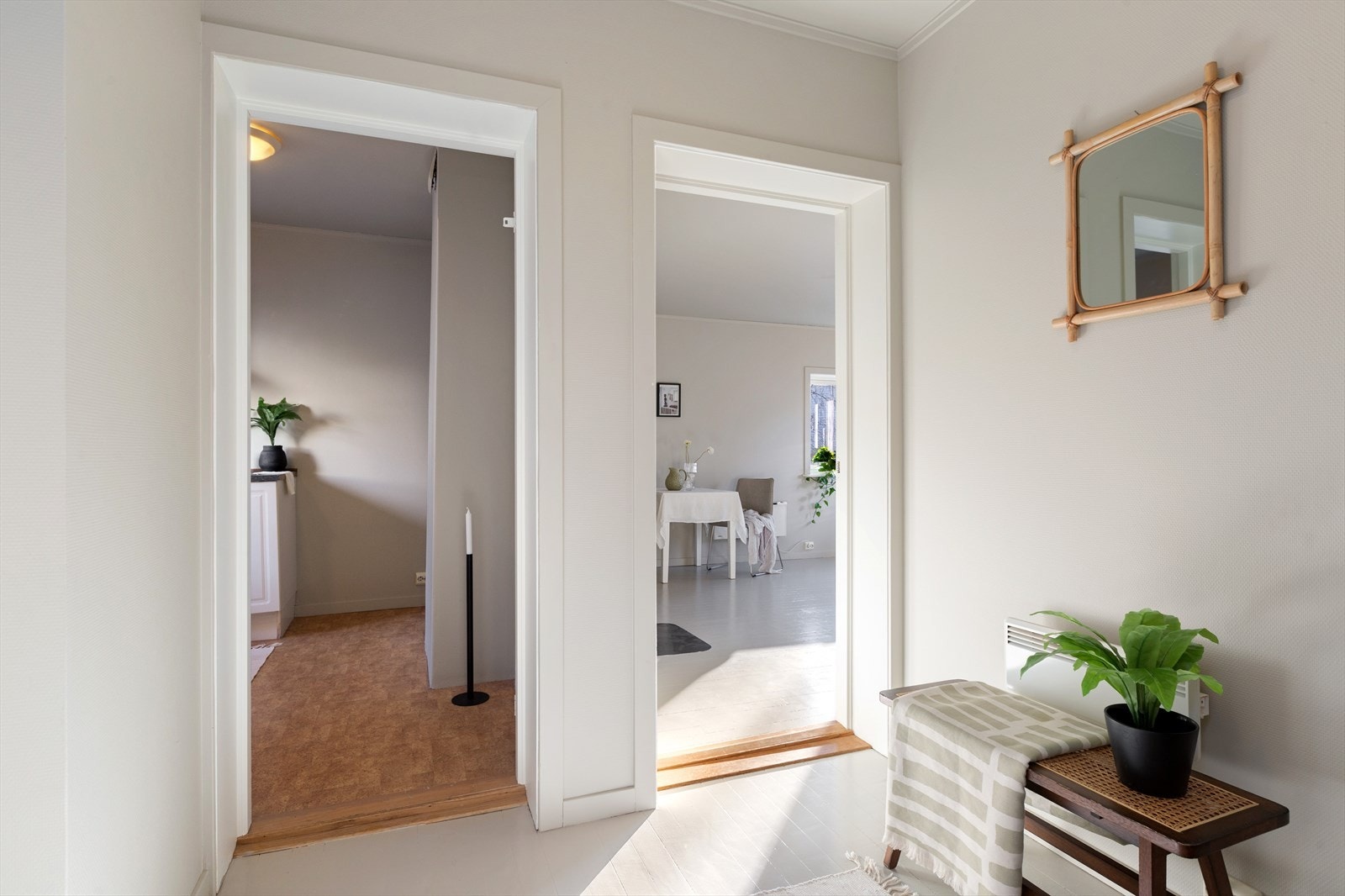 Det er adkomst via felles gang, og du ønskes velkommen i en lys og innbydende entré med god oppbevaringsplass for sko og yttertøy. Galleribilde