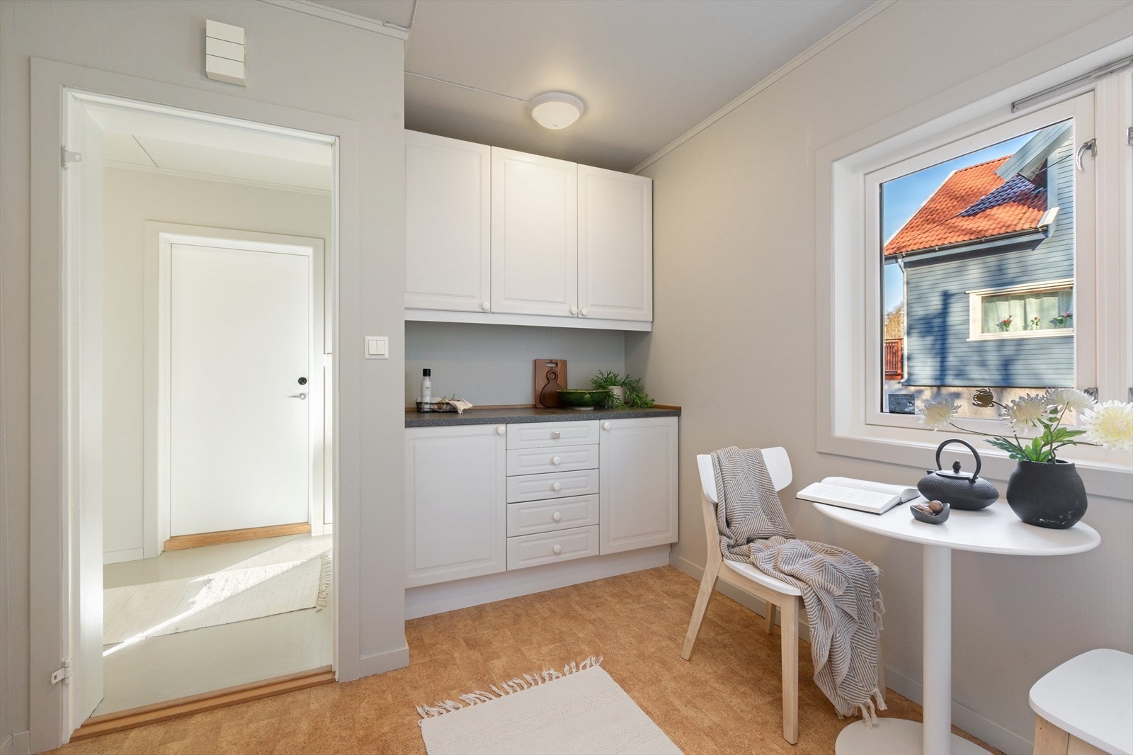 Kjøkkenet har hvite profilerte fronter, laminert benkeplate og oppvaskkum. Galleribilde