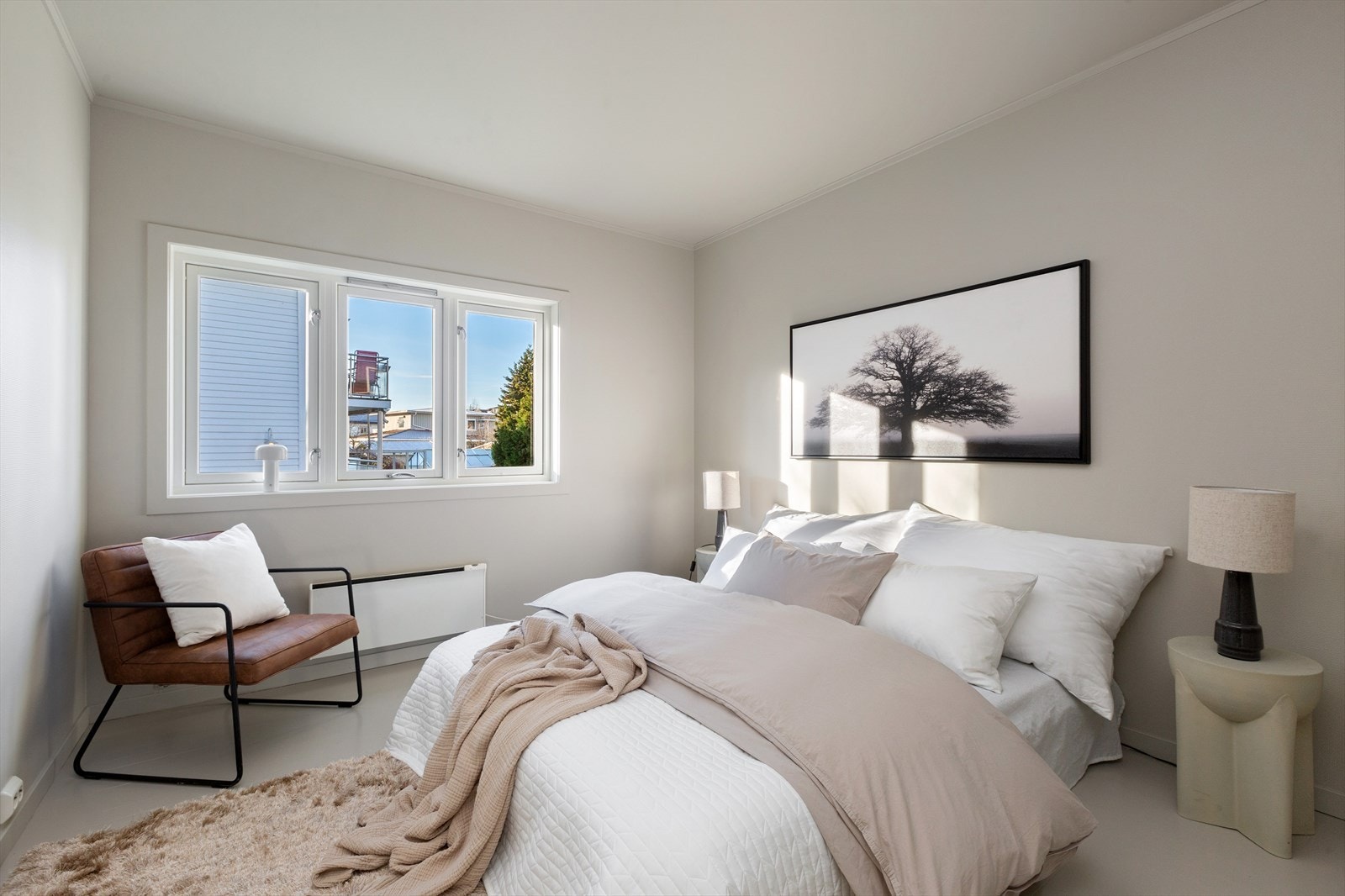 Leiligheten har ett soverom med plass til dobbeltseng og tilhørende møblement. Galleribilde