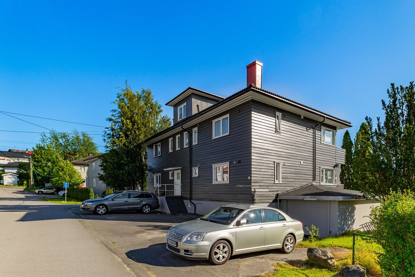 Det er muligheter for parkering på egen gårdsplass og gateparkering etter gjeldende regler. Galleribilde