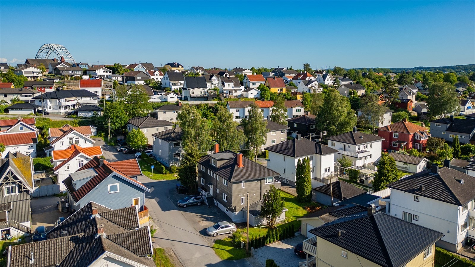 Losjeveien 3 ligger i et etablert og sentralt boligområde i Fredrikstad, med kort avstand til sentrum og et bredt spekter av fasiliteter. Galleribilde