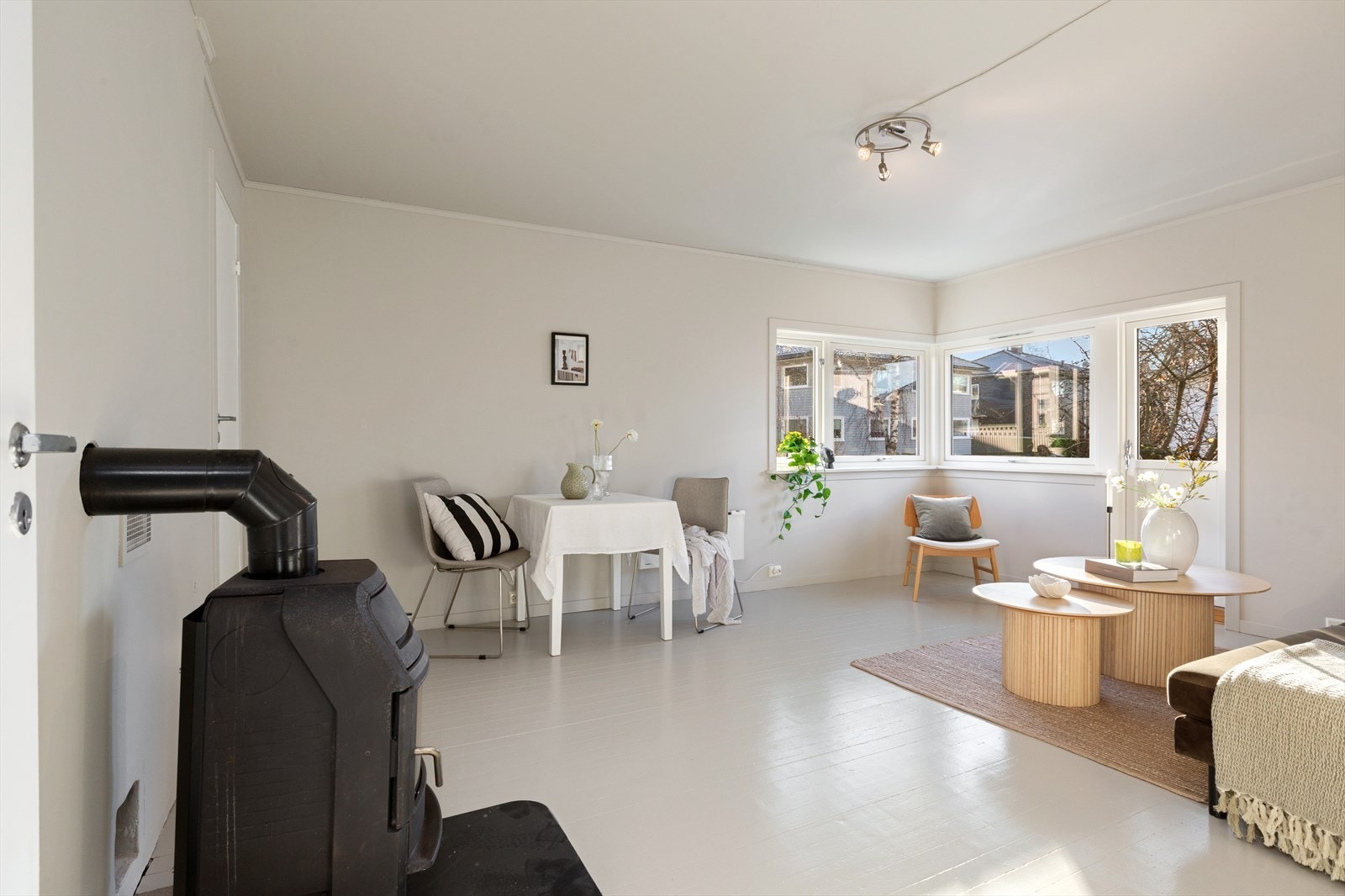 Her er det en lys og koselig stue med god plass til en hyggelig sofagruppe, ønsket medie-/oppbevaringsmøblement og spisebord for hyggelige måltider. Galleribilde