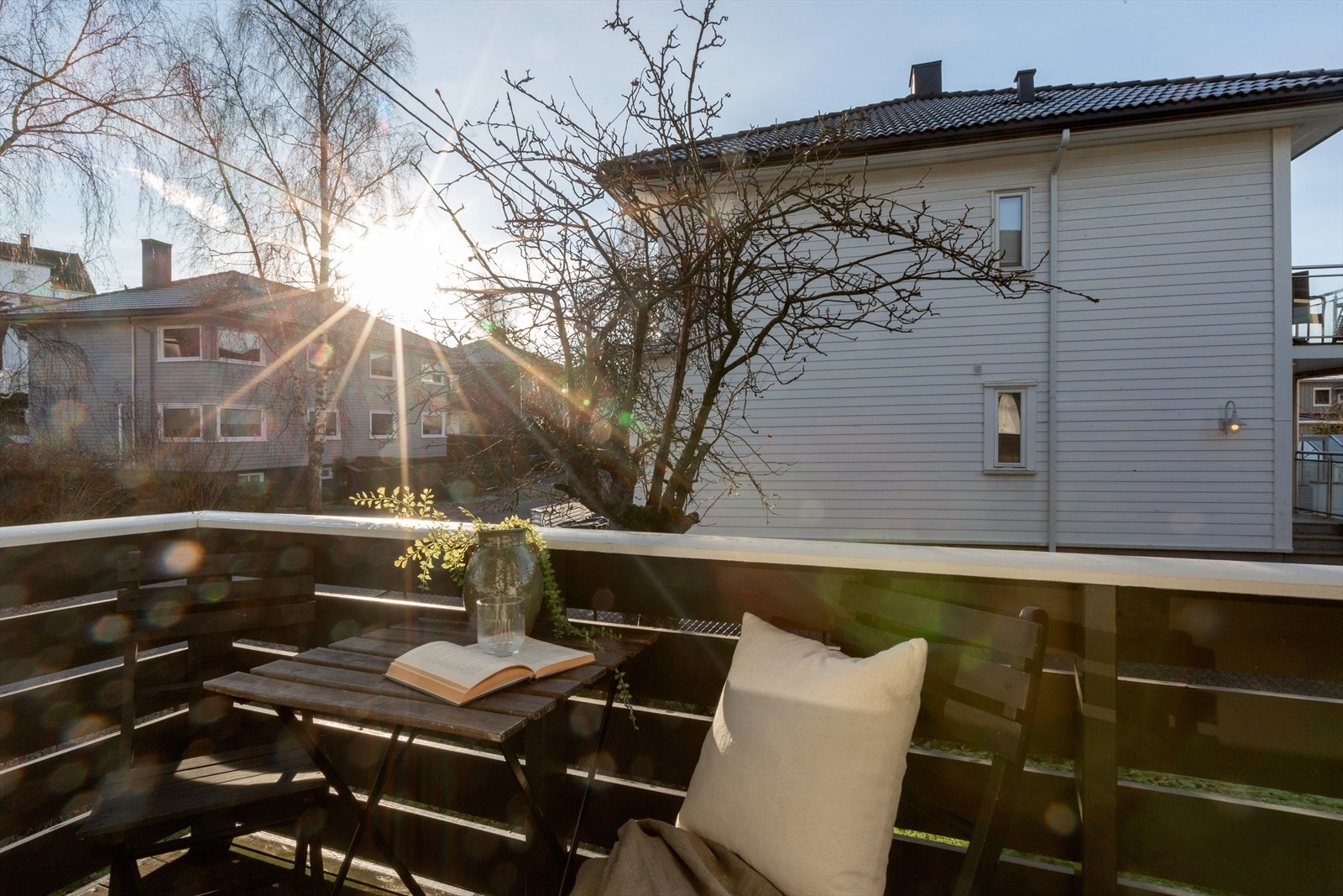 Fra stuen er det adkomst til en sør-vestvendt balkong på ca. 4 m² med gode solforhold. Her er det god plass til ønsket ute møblement og beplantning. Galleribilde