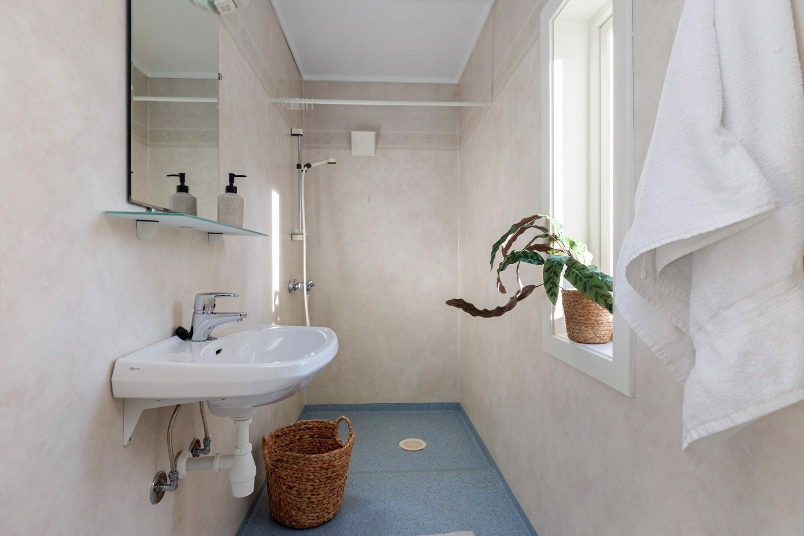 Badet er av eldre standard med våtromstapet og belegg på gulv. Her finner du servant og dusjnisje med forheng. I tillegg har boligen et separat toalettrom. Galleribilde