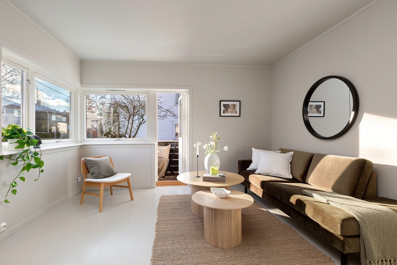 Det er flere store vindusflater i stuen som slipper inn mye naturlig lys og skaper en god atmosfære i rommet. Galleribilde