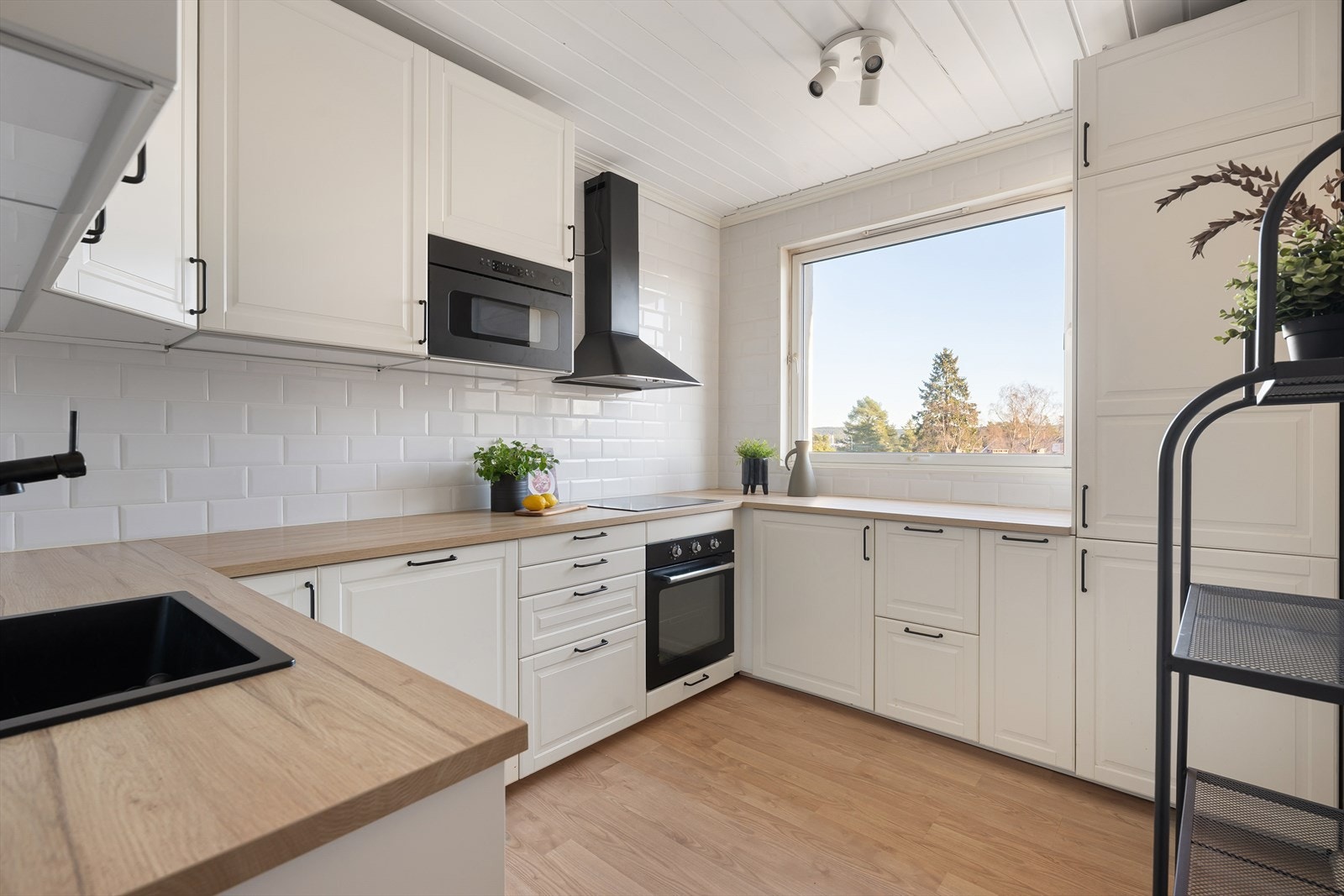 Et stort, delikat og moderne kjøkken fra 2019 med profilerte fronter og laminat benkeplate med nedfelt kum. Det er rikelig med skap og benkeplass! Galleribilde