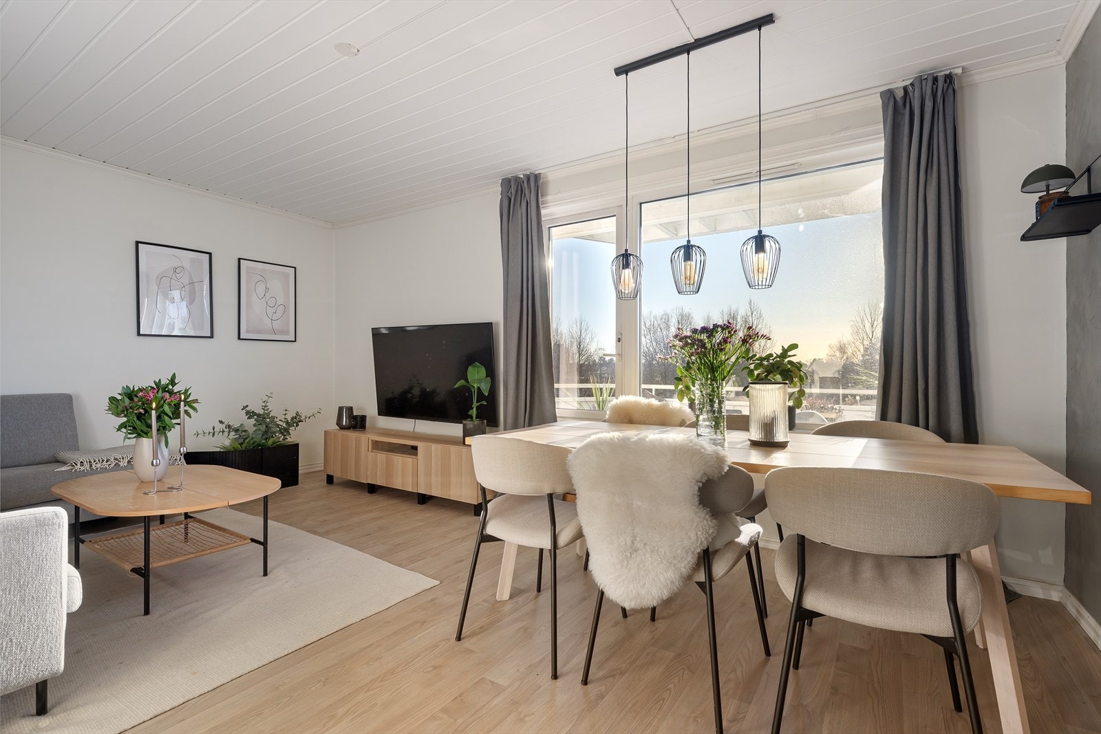 Boligen holder en gjennomgående god standard - God plass til både spisebord og sofagruppe, uten at rommet føles trangt. Galleribilde