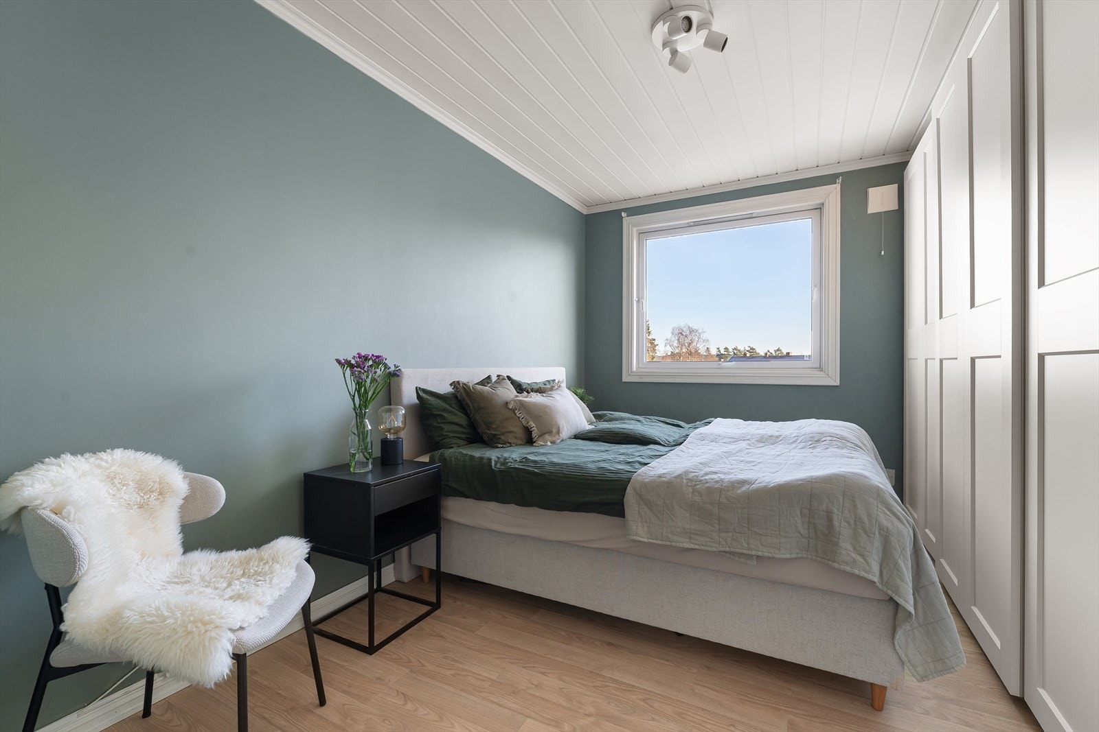 Romslig soverom med god plass til dobbeltseng, nattbord og øvrig soveromsmøblement. Galleribilde