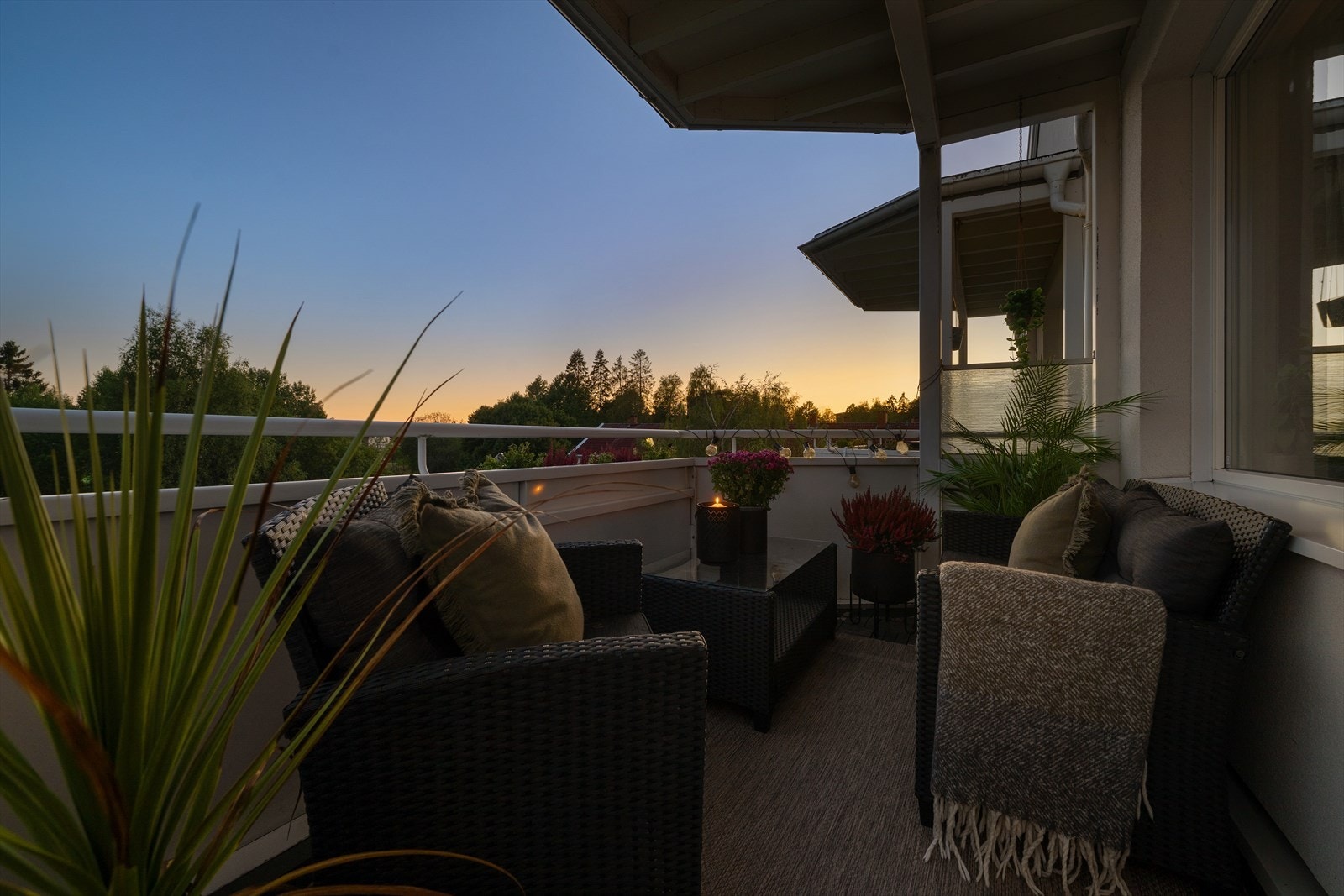 Fra stuen er det adkomst til balkongen. Her er det god plass til utemøblement, grill og beplantning. Galleribilde