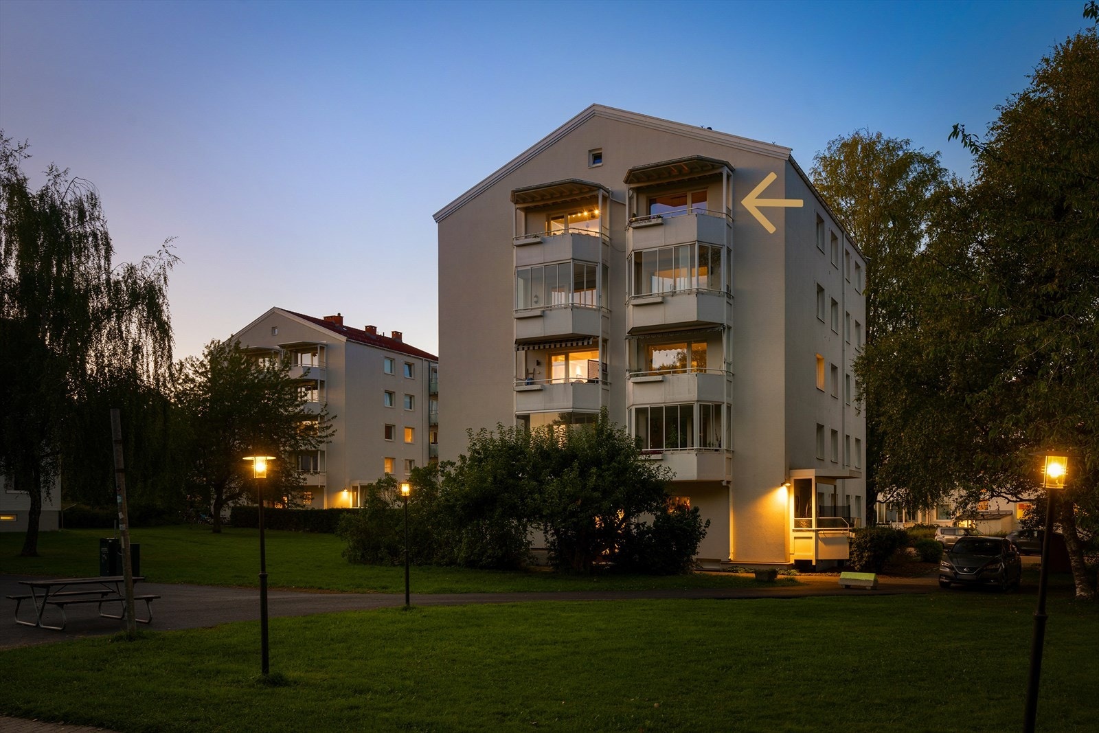 Pen fasade med frodige grøntarealer - tilbaketrukket og attraktivt til. Galleribilde