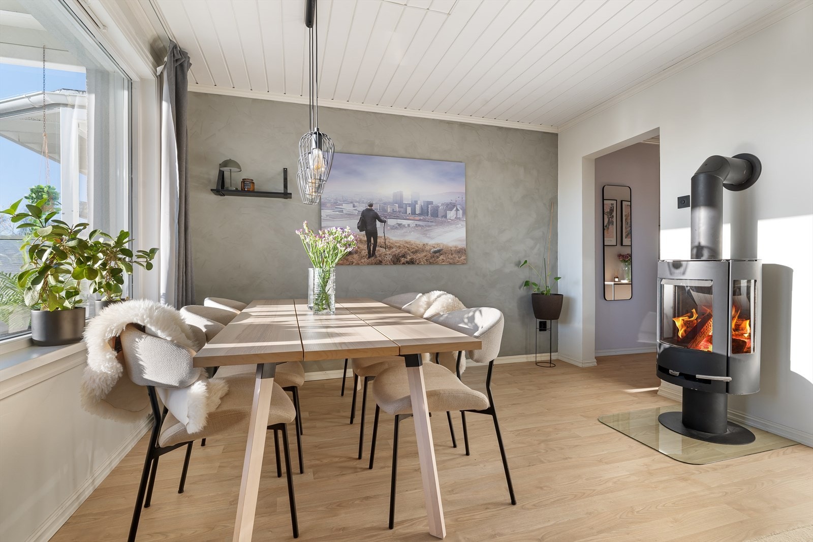 Sentralt plassert i stuen er en moderne peisovn som varmer godt på kalde vinterdager. Galleribilde