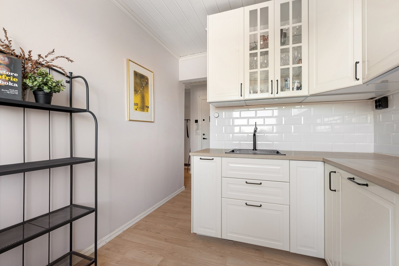 Også mulighet for å sette opp et mindre spisebord på kjøkkenet. Galleribilde