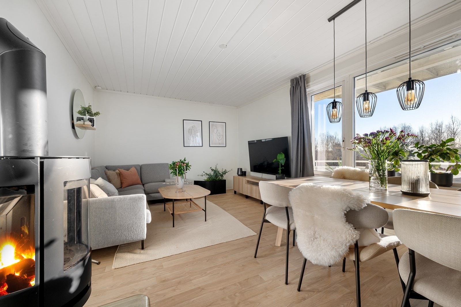 Her bor du midt i "smørøyet" med kort avstand til både butikker, kollektiv forbindelser, turstier mm. Galleribilde