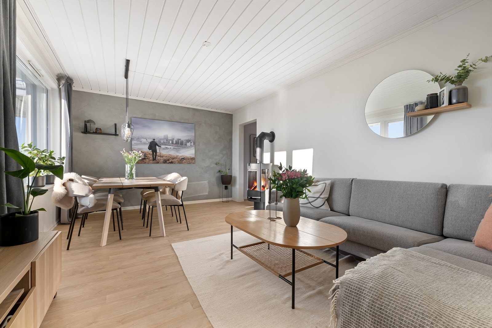 Romslig stue med store vindusflater som sørger for godt med naturlig lysinnslipp. Galleribilde