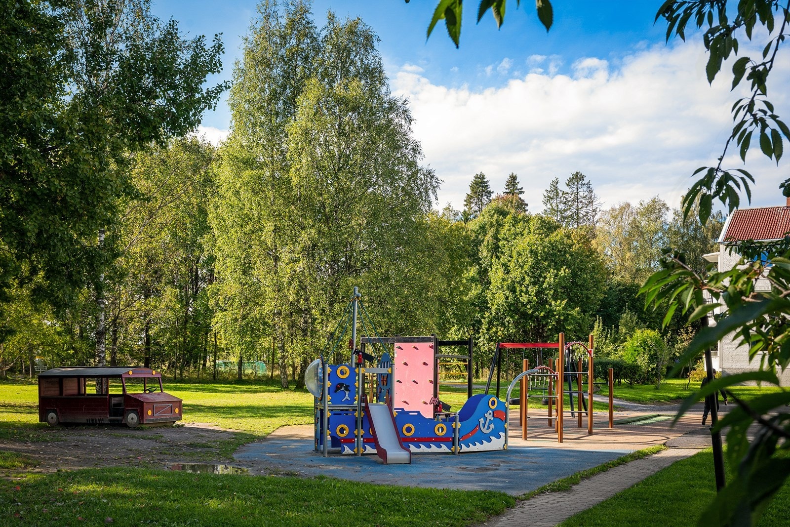 I nærområdet finner du flere lekeplasser, barnehager og skoler. Kort vei til både kollektiv transport og Lambertseter senter. Galleribilde