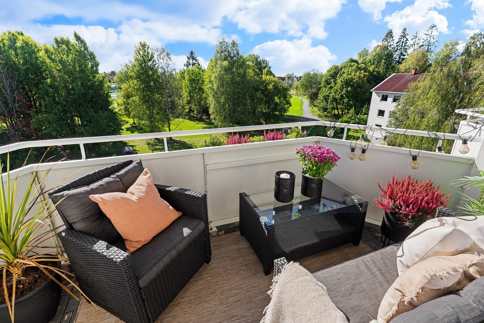 Leiligheten ligger tilbaketrukket og meget attraktivt til i byggets 5. etasje med flott beliggenhet! Galleribilde