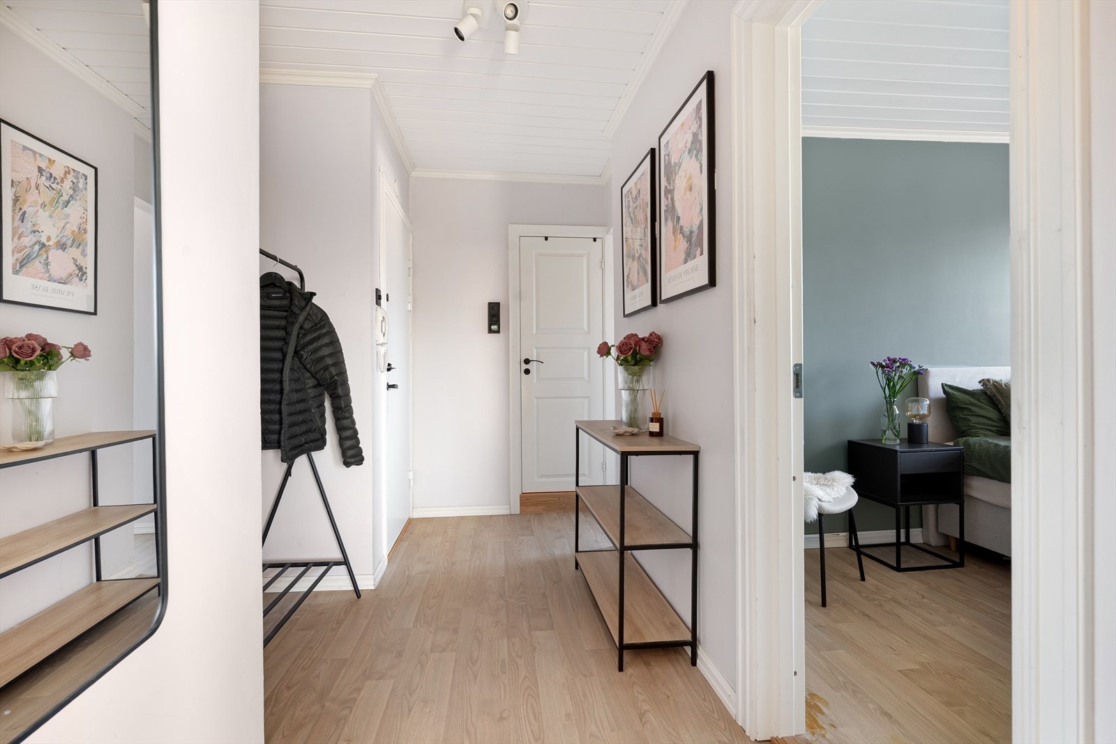 I leiligheten blir du møtt av en romslig entré med god plass til å sette fra seg sko og henge fra seg yttertøy. Galleribilde
