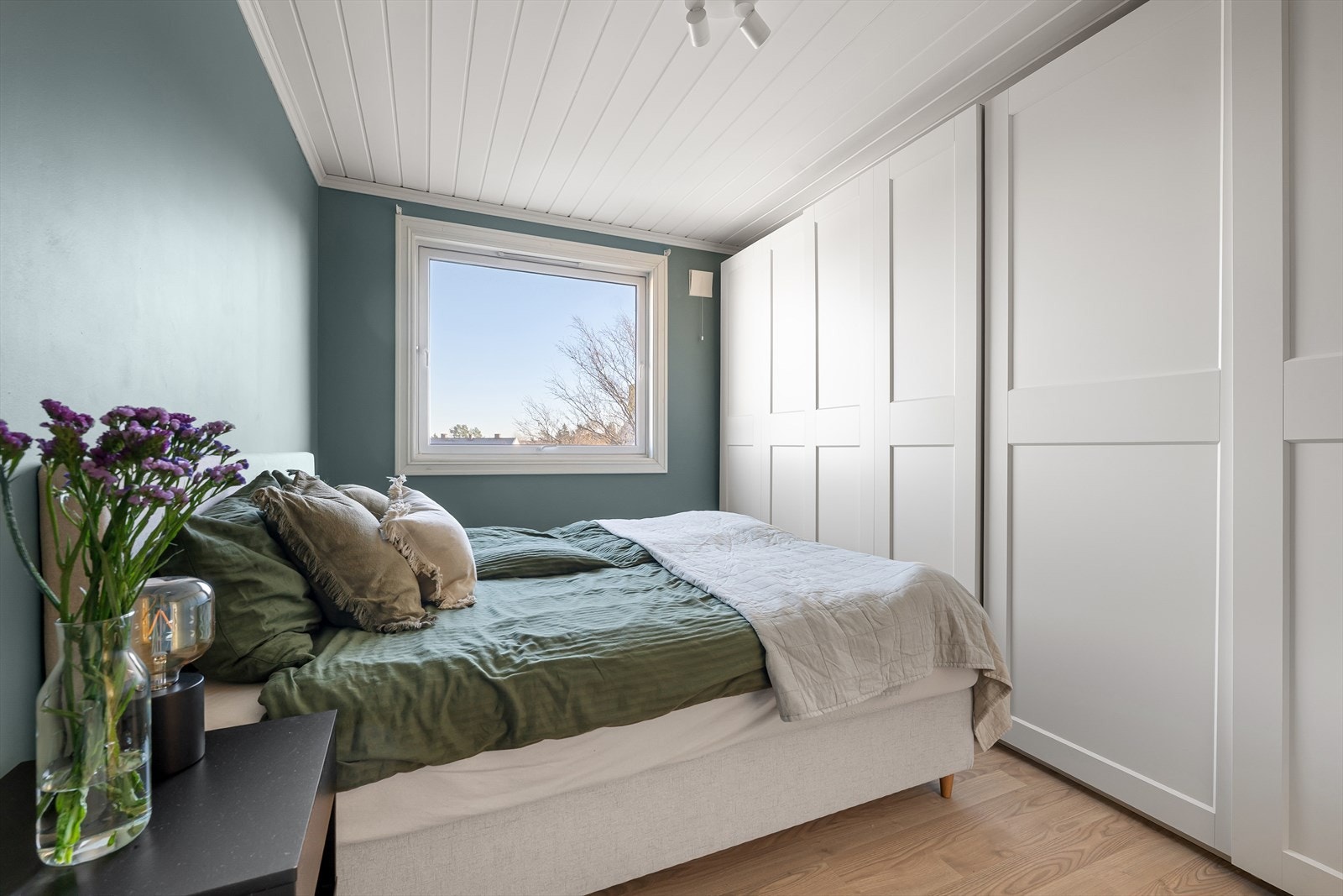 Det er montert store garderobeskap med skyvedørsfronter for ekstra lagringsplass. Galleribilde