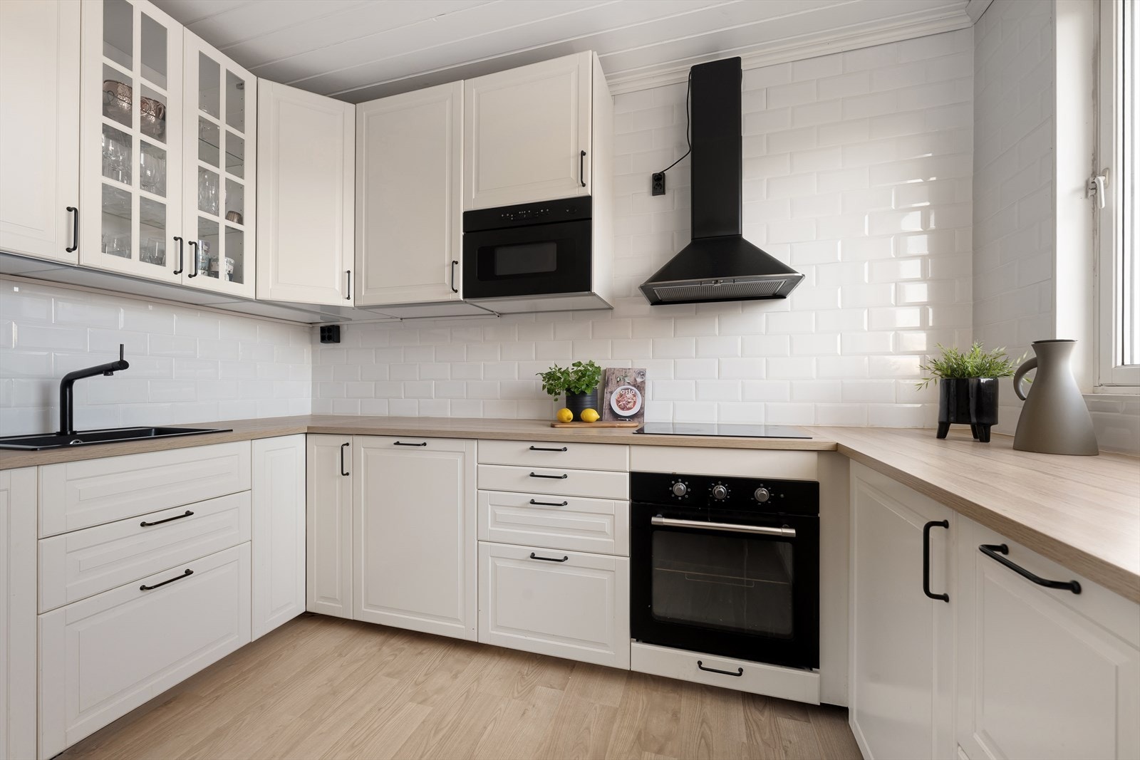 Kjøkkenet er beliggende separat, men likevel med en praktisk nærhet til stuen. Galleribilde