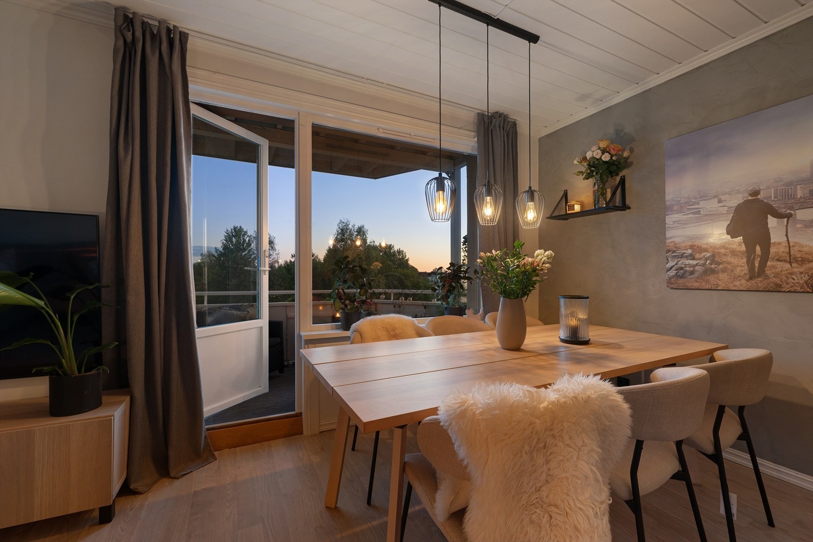 Stuen har en flott sone som egner seg godt for plassering av spisegruppe - Her har du nærhet til kjøkkenet. Galleribilde