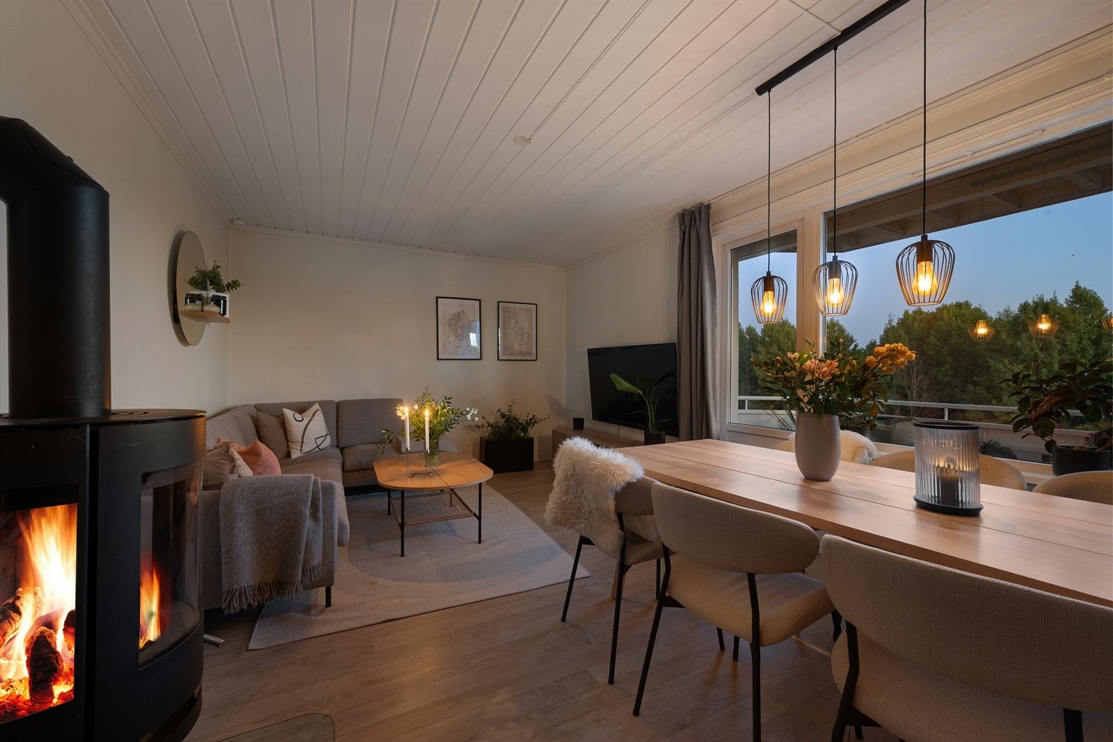 Perfekt for å samle både venner og familie til en bedre middag med utsikt over nabolaget. Galleribilde