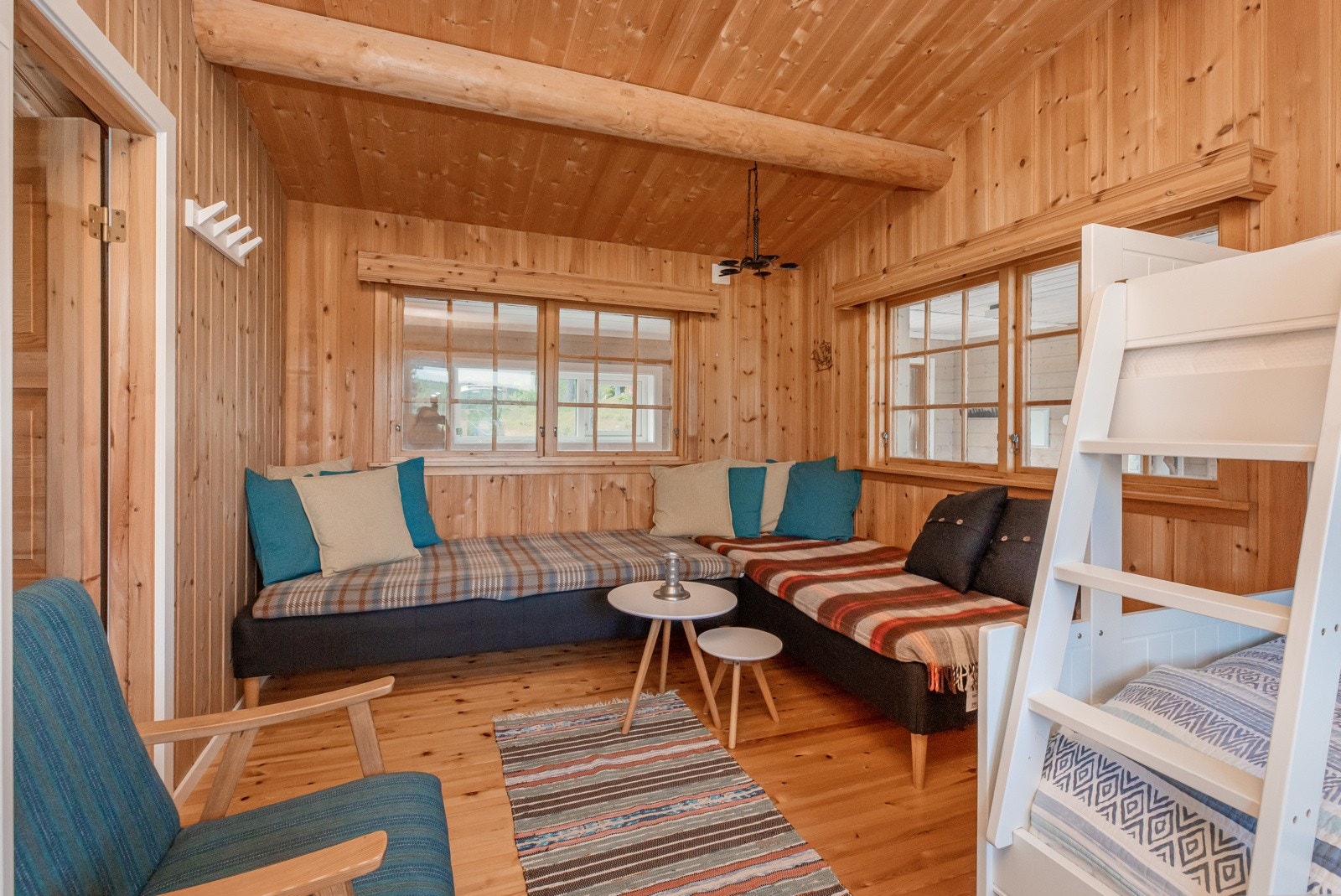 Dette rommet med familikøyeseng og to enkeltsenger som også kan benyttes som sofa. Galleribilde