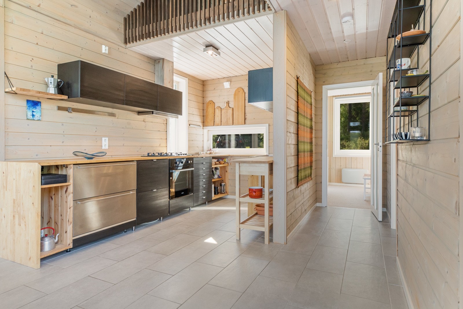 Åpen kjøkkenløsning med moderne innredning i en sort farge Galleribilde