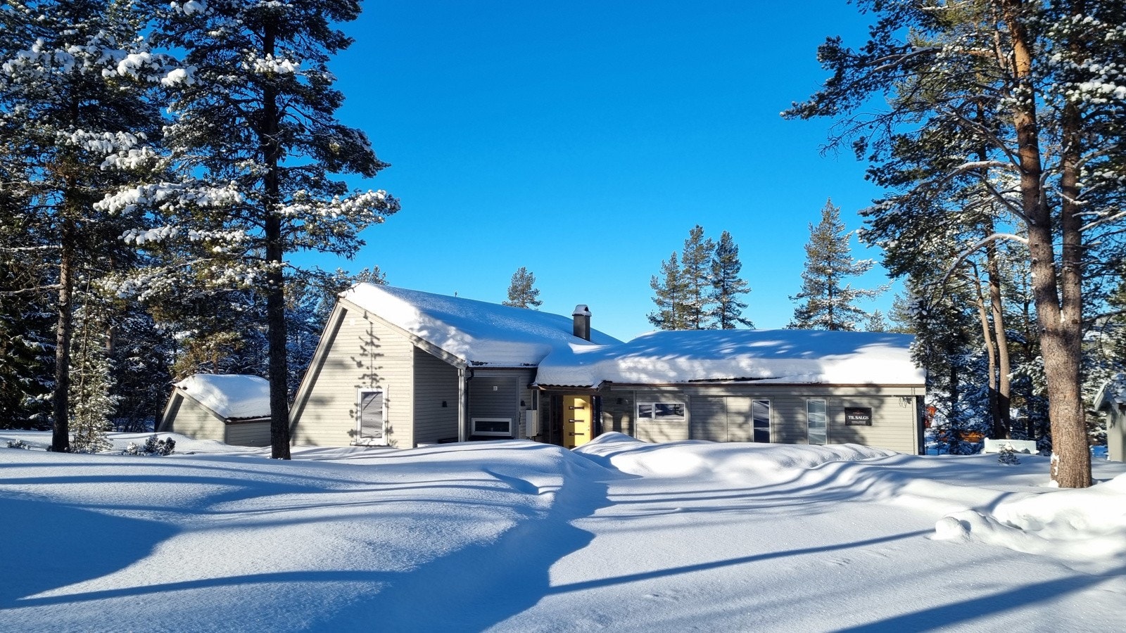 Eiendommen har usjenert beliggenhet på romslig tomt. God parkeringsplass på egen tomt Galleribilde