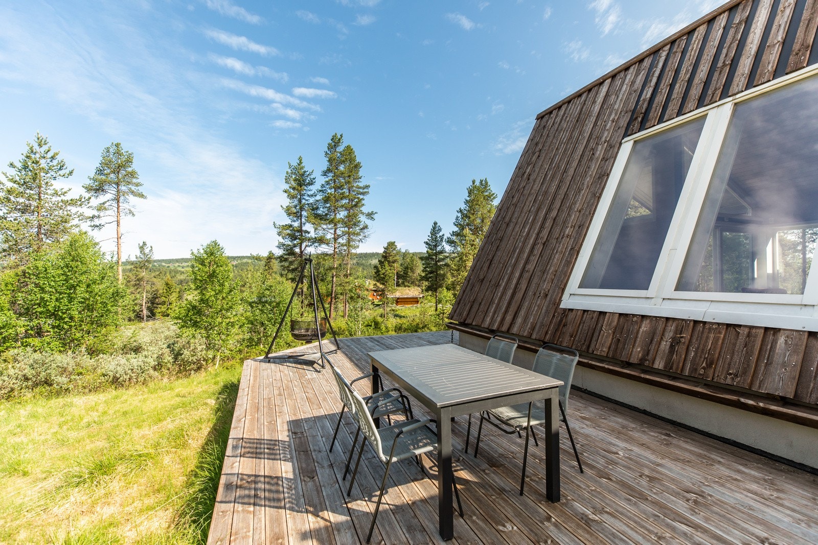 Terrasser rundt hytta, gjør at en kan flytte seg med sola. Galleribilde