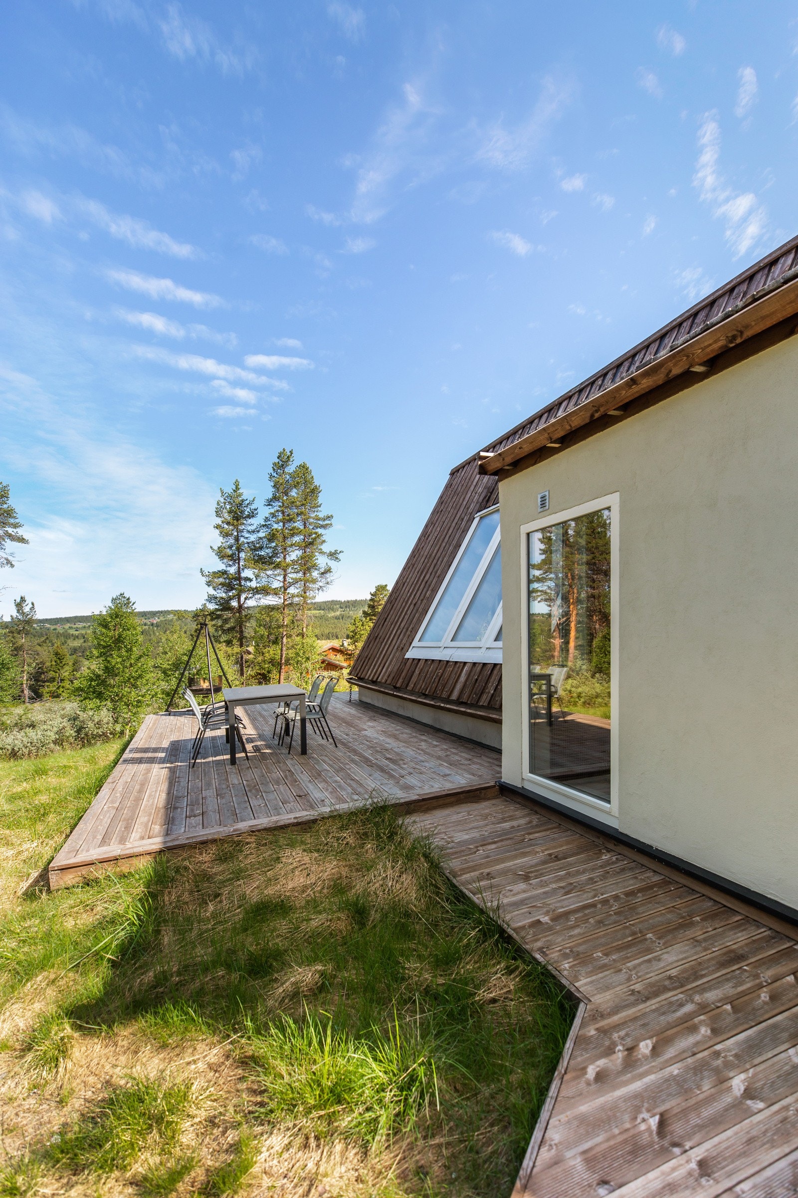 Med to avdelinger (opprinnelig del og tilbygg), er det lett å være mange på denne hytta. Galleribilde