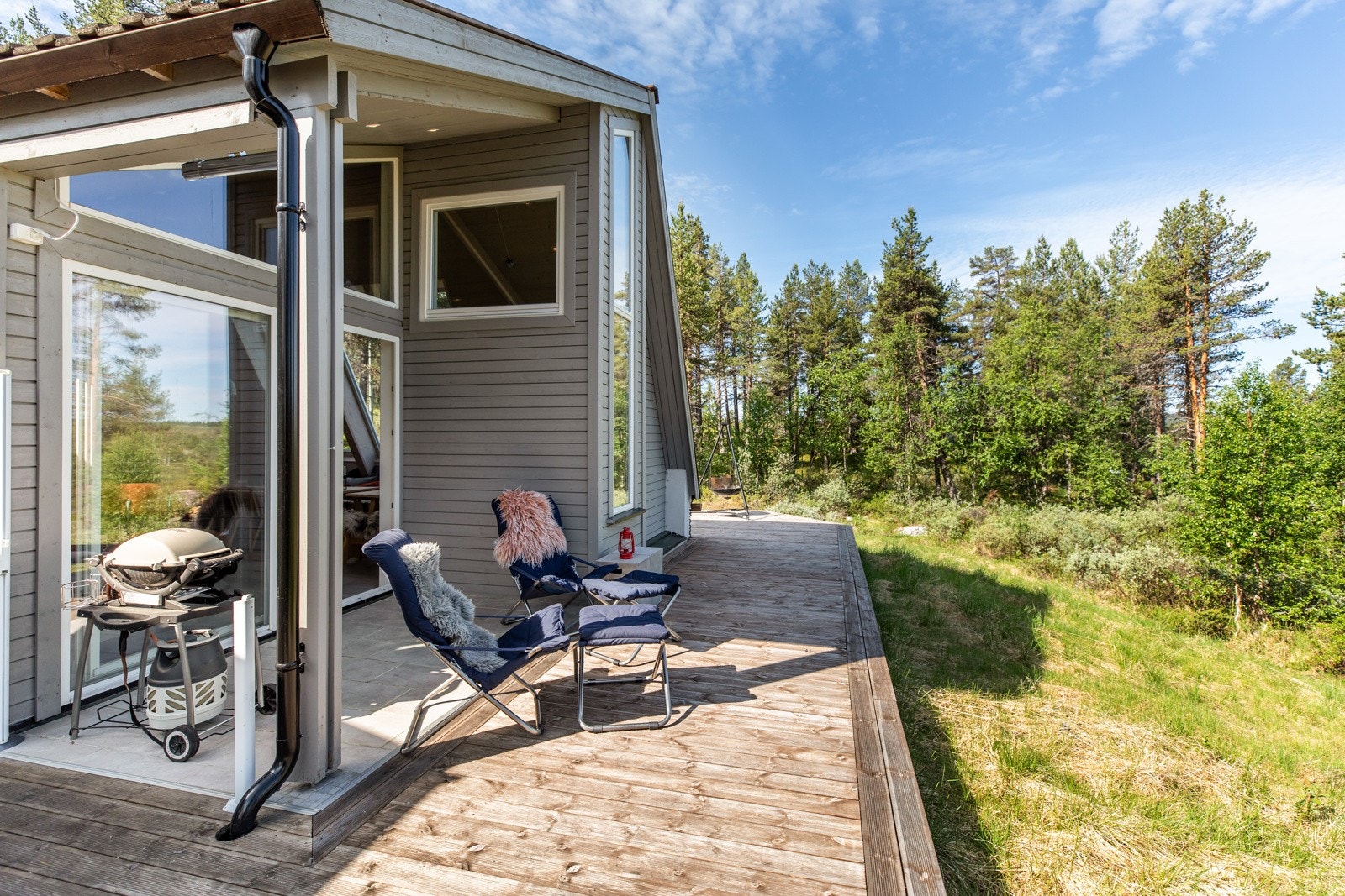 Koselig uteplass. I følge eier er det sol på terrassen nesten til kl. 22.30 i midten av juni. Galleribilde