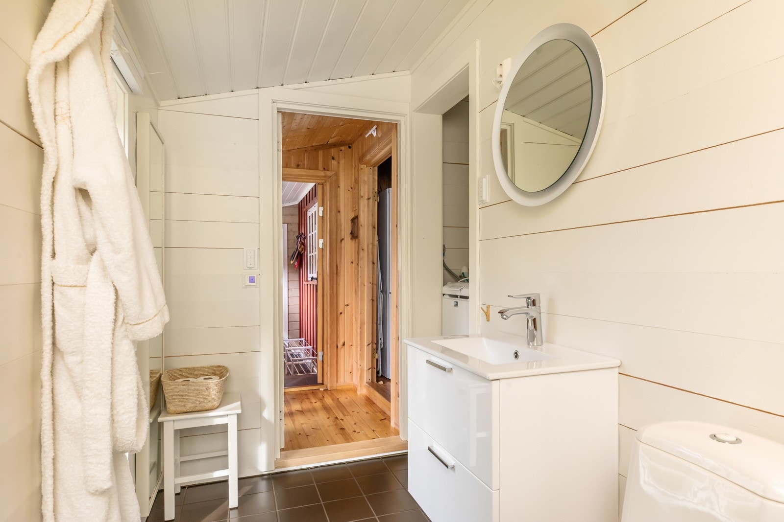 Flislagt gulv og panel på vegger Galleribilde