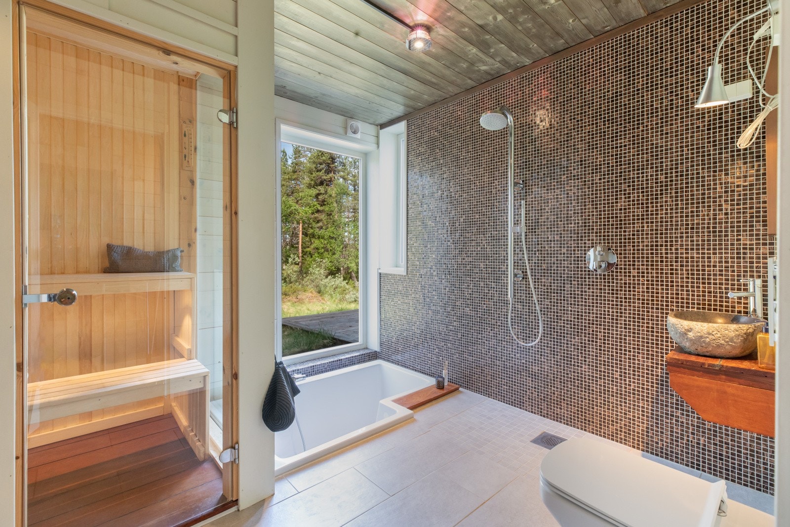 Hytta har to bad i hver sin ende av hytta Galleribilde