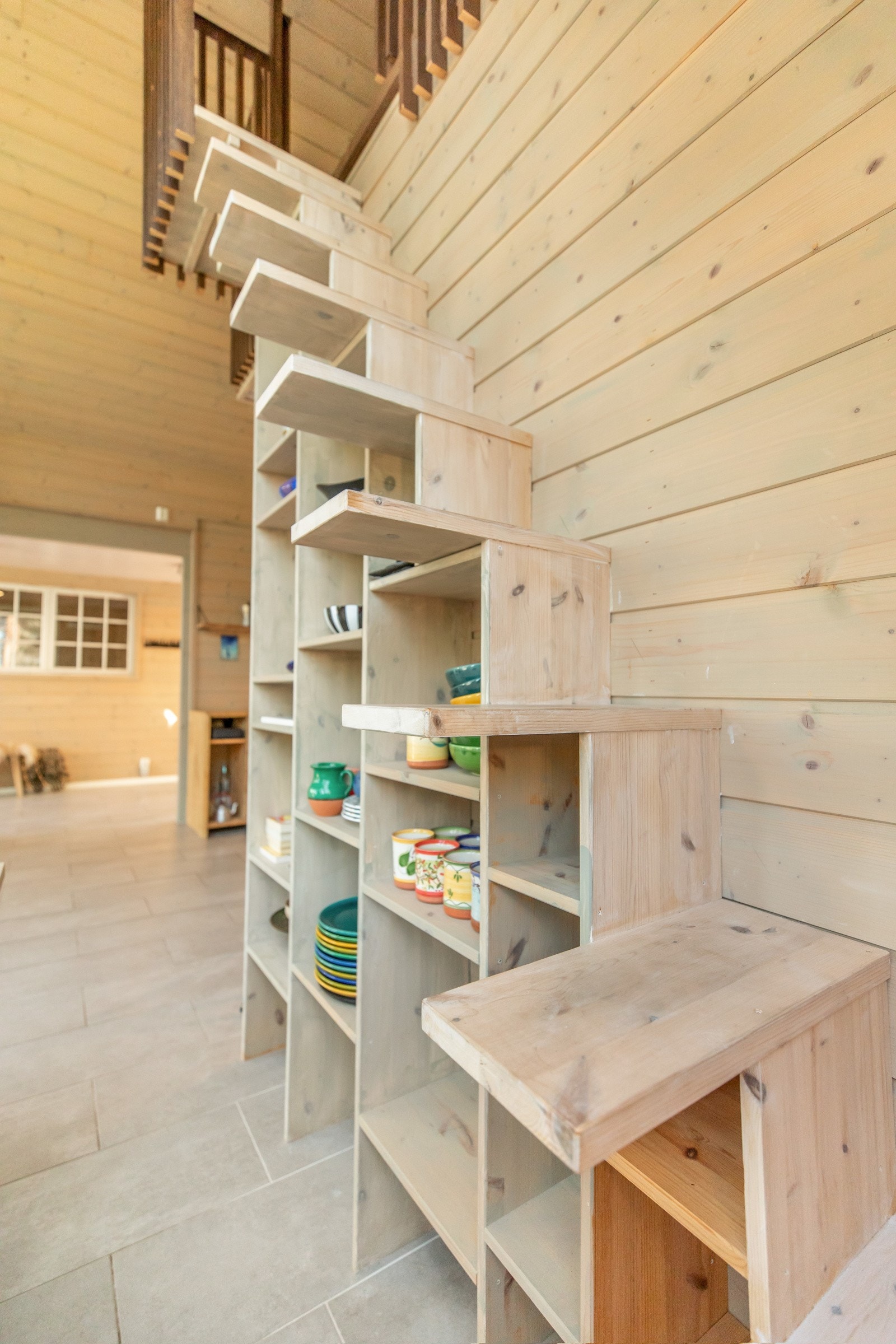 Kombinert hylle og trapp opp til hems Galleribilde