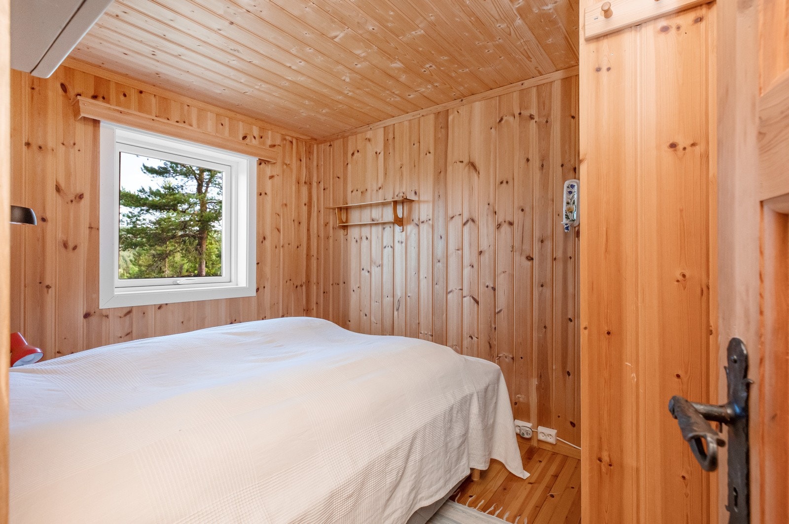 To rom med dobbeltseng og garderobeskap Galleribilde