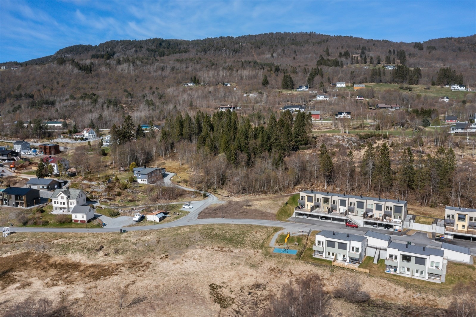 Dronebilde av tomten og området Galleribilde