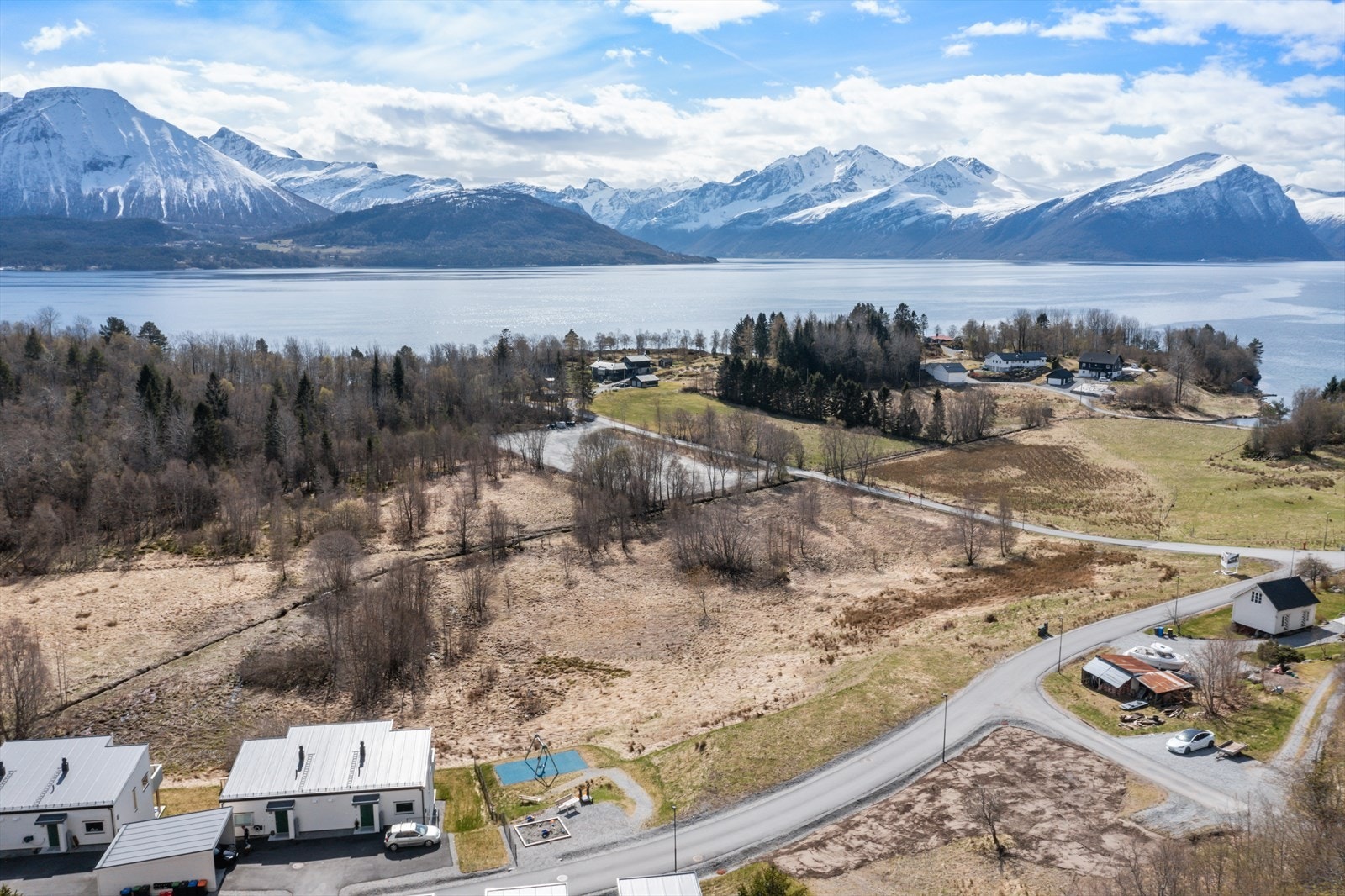 Dronebilde av tomten og området Galleribilde