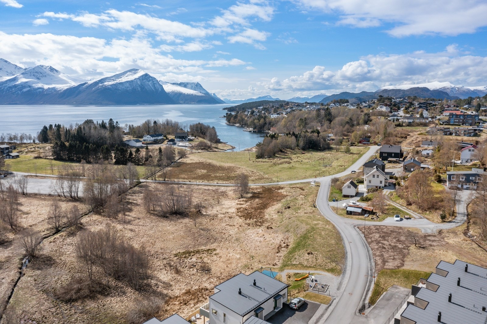 Dronebilde av tomten og området Galleribilde